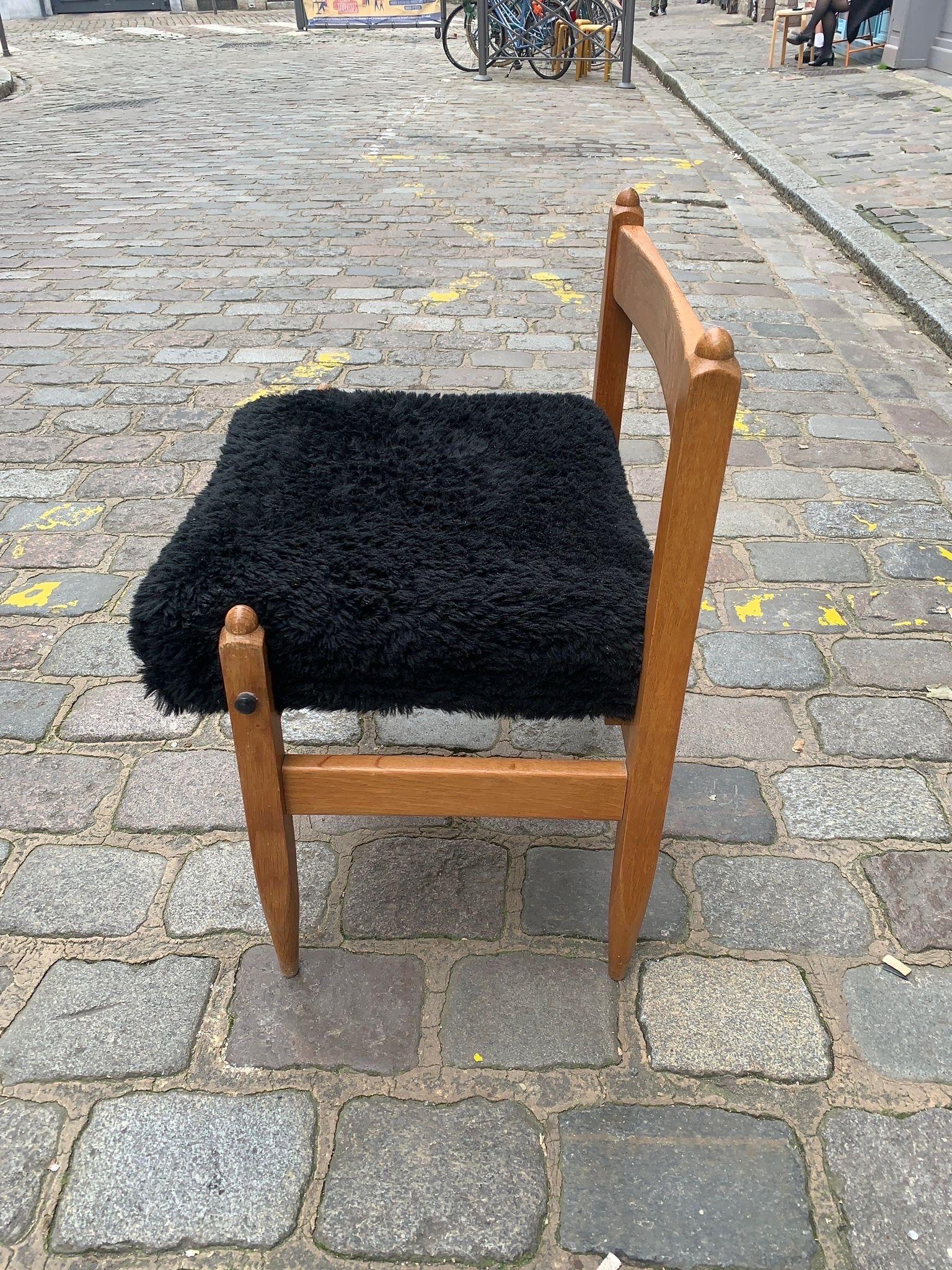 Ein Hocker aus Eiche von Guillerme et Chambron (Französisch) im Angebot