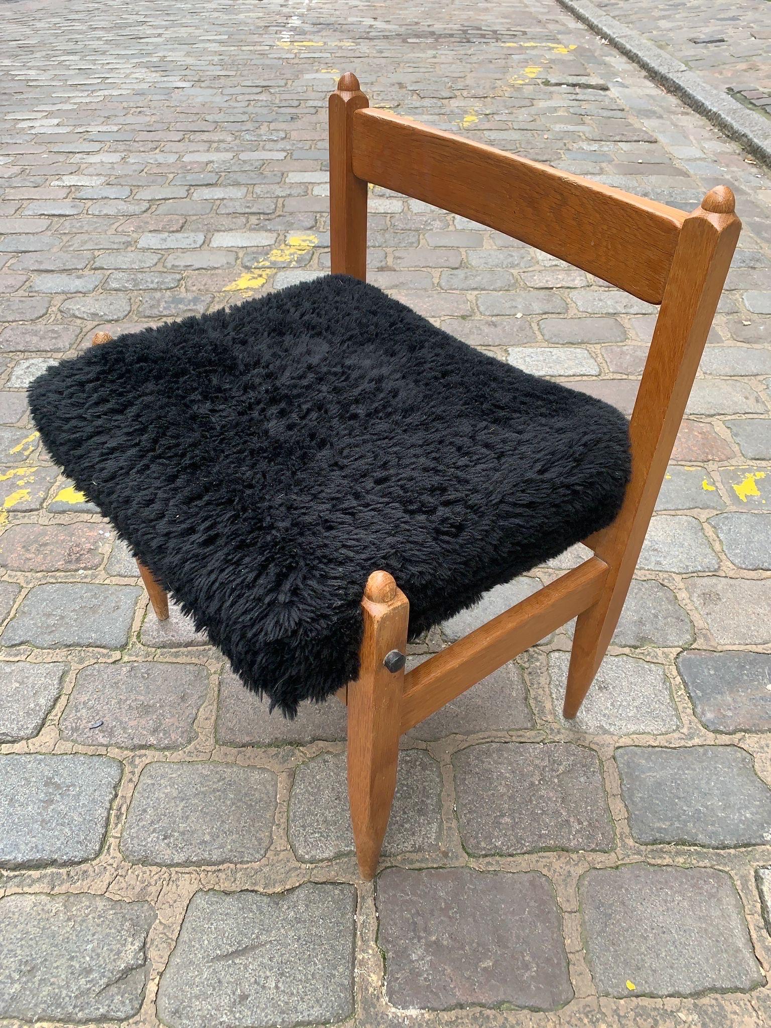 Ein Hocker aus Eiche von Guillerme et Chambron im Zustand „Gut“ im Angebot in Saint-Ouen, FR