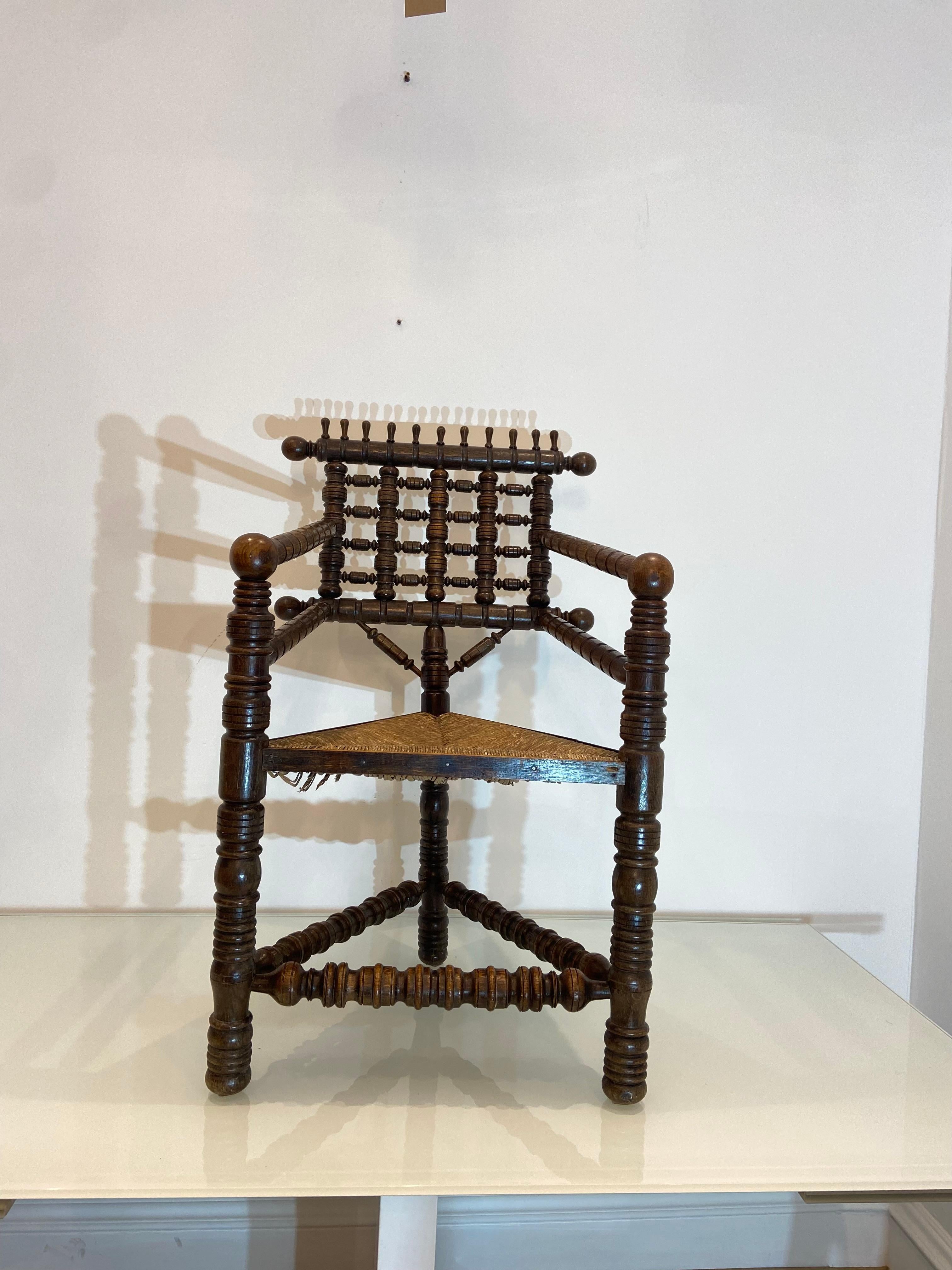 Sedia da tornitore in Oak del XVIII secolo, seduta triforme del XIX secolo. 

Caratterizzato da braccioli e gambe tornite, con una seduta intrecciata in modo frettoloso a forma di triangolo. Questa poltrona presenta bellissimi dettagli a forma di