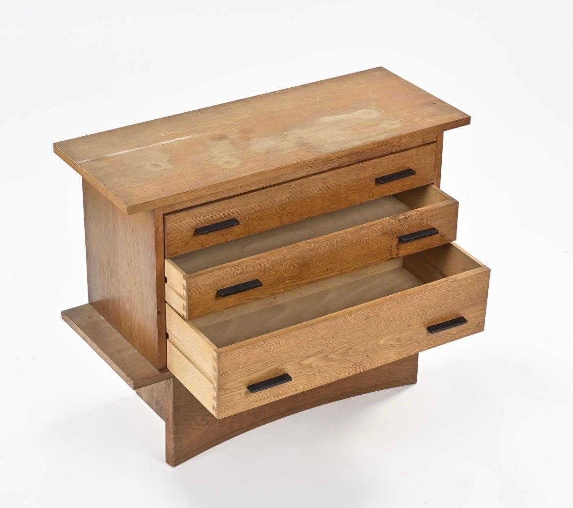 Cassettiera in legno di Oak - Maurice Pré - 1950 - Francia In condizioni discrete in vendita a SOTTEVILLE-LÈS-ROUEN, FR