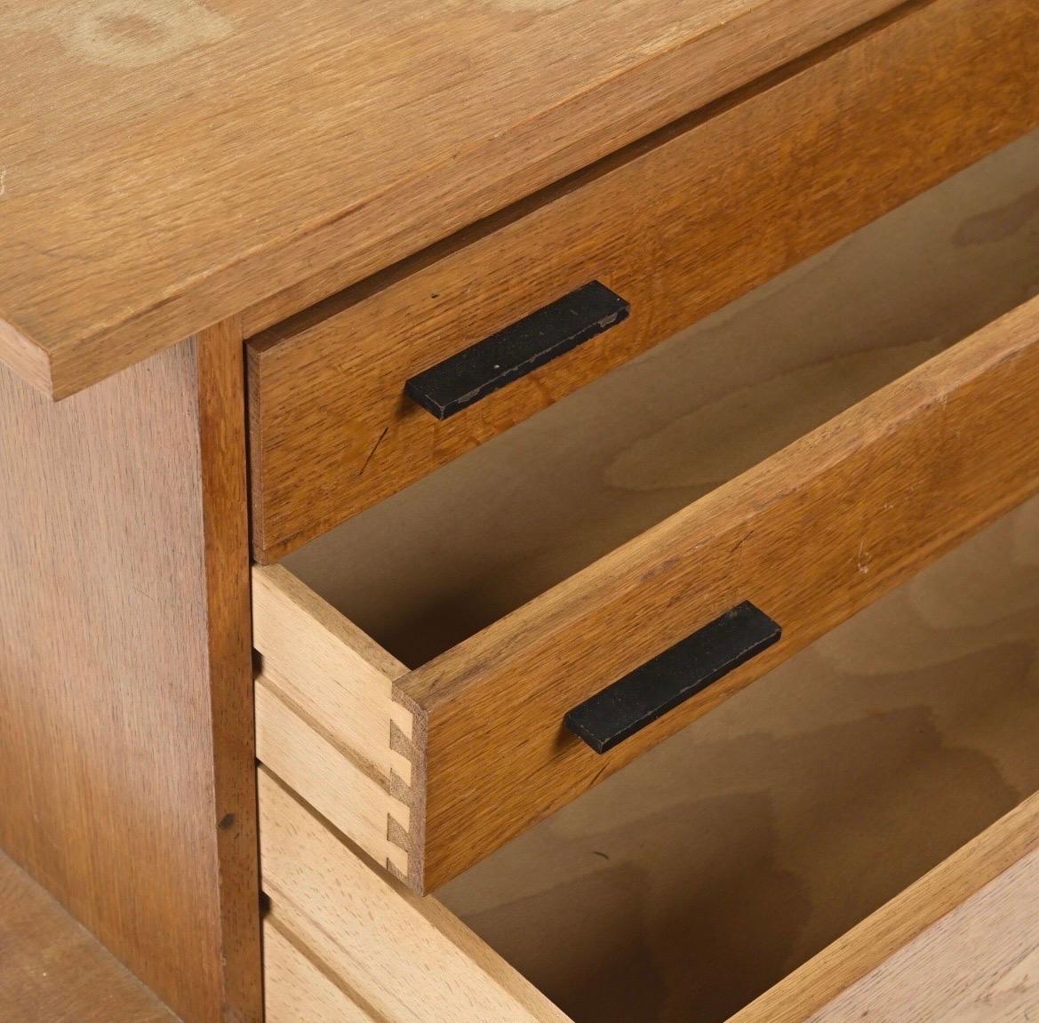 Metà XX secolo Cassettiera in legno di Oak - Maurice Pré - 1950 - Francia in vendita