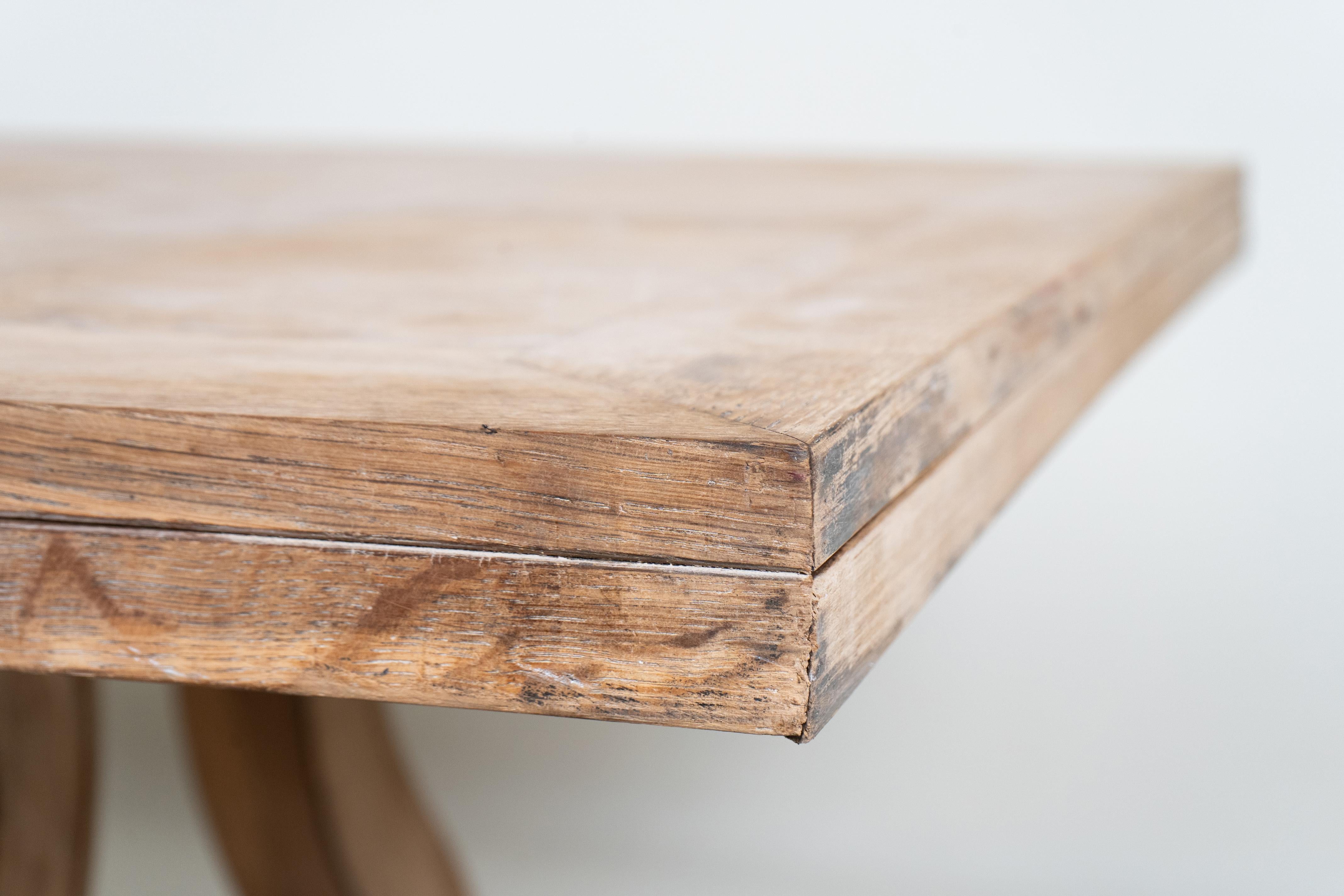 Table en chêne avec pieds sculptés en vente 5