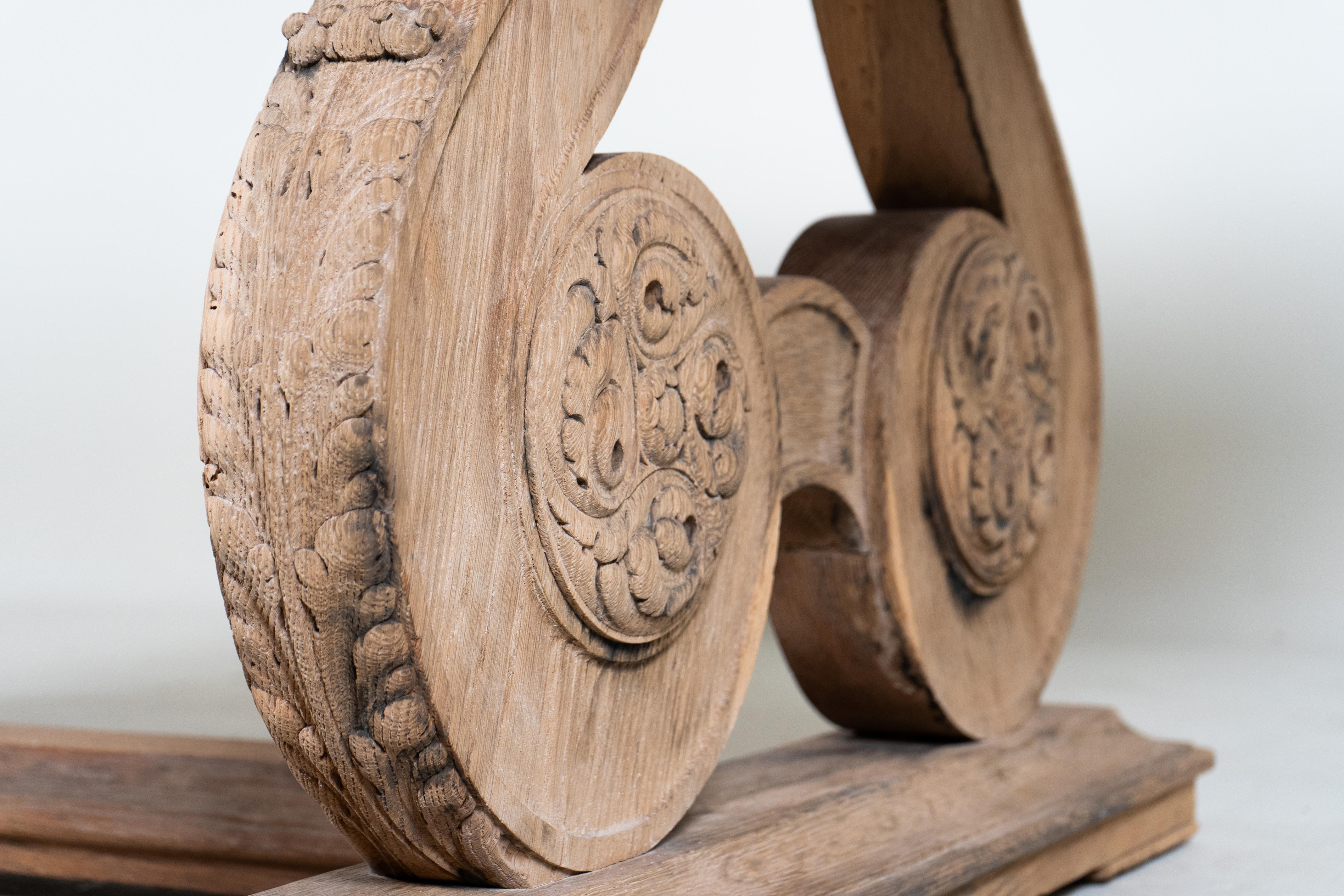 Table en chêne avec pieds sculptés en vente 7
