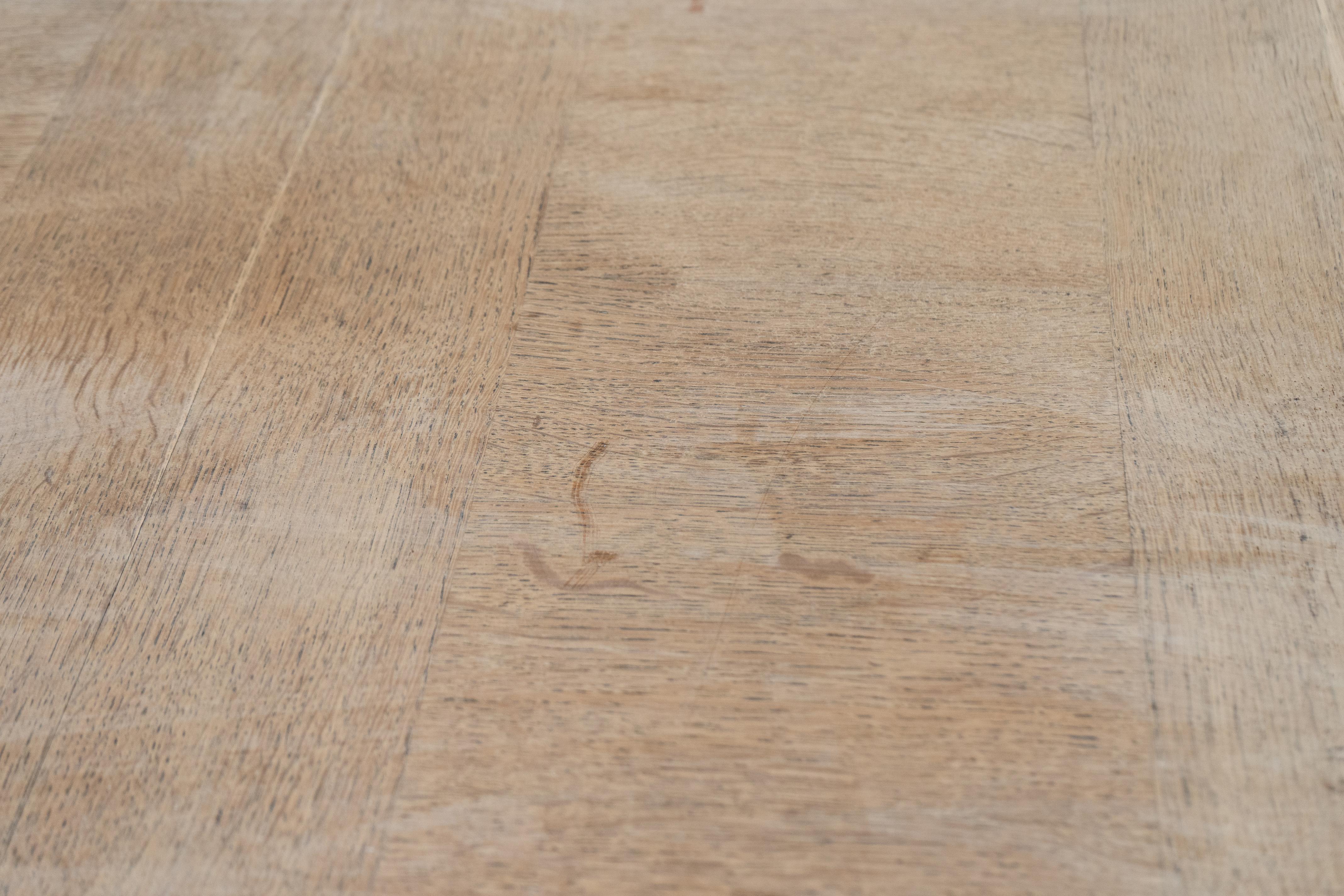 Table en chêne avec pieds sculptés en vente 8