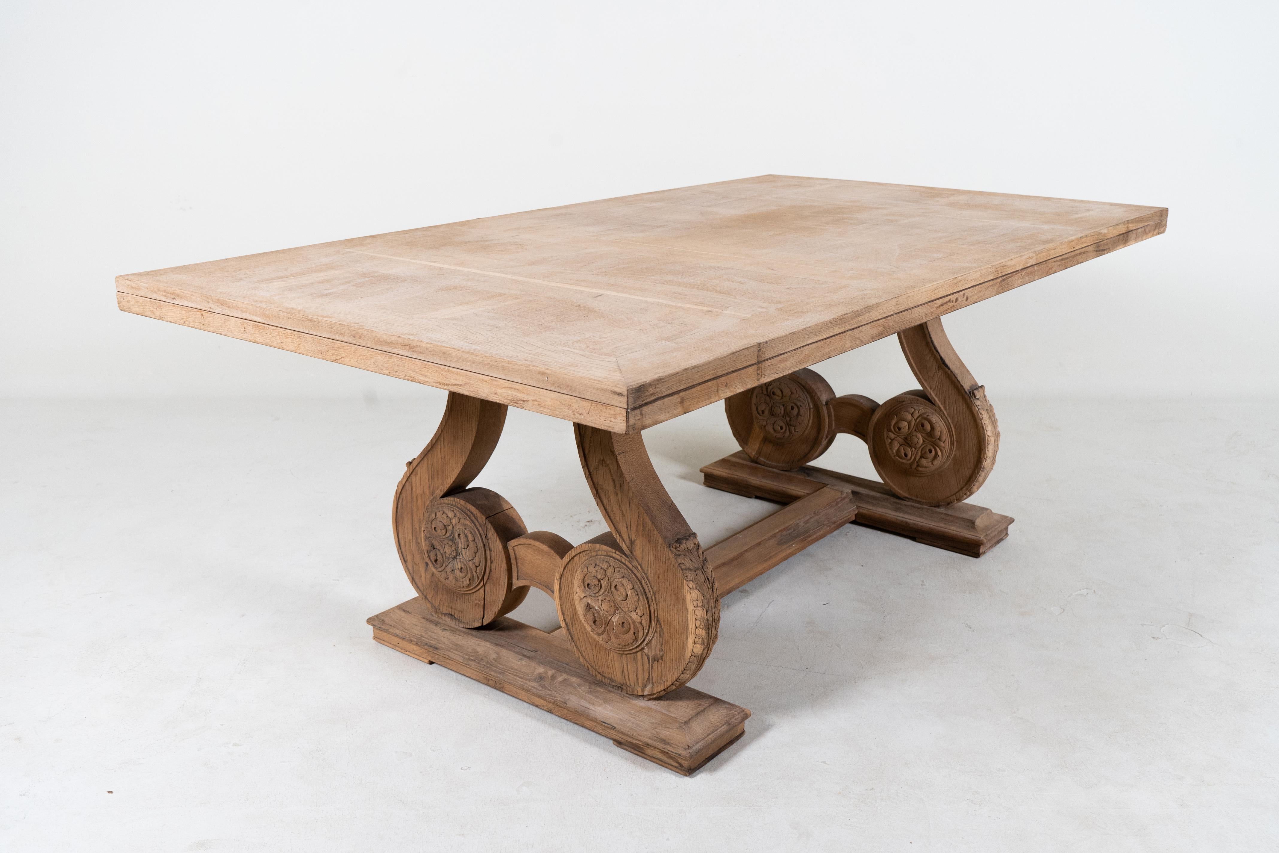 An Oak Wood Table with Carved Legs In Good Condition For Sale In Chicago, IL