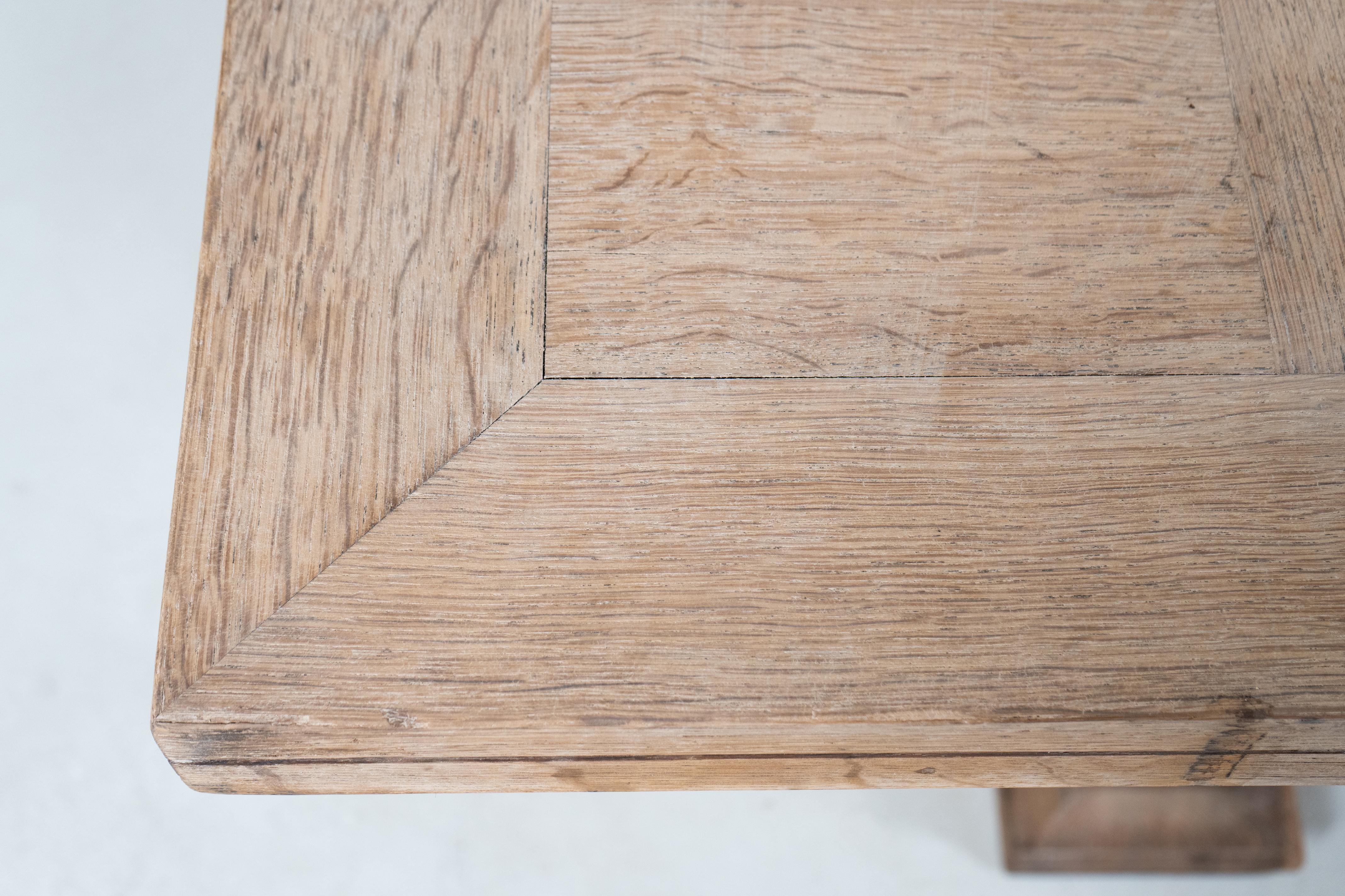 Table en chêne avec pieds sculptés en vente 1