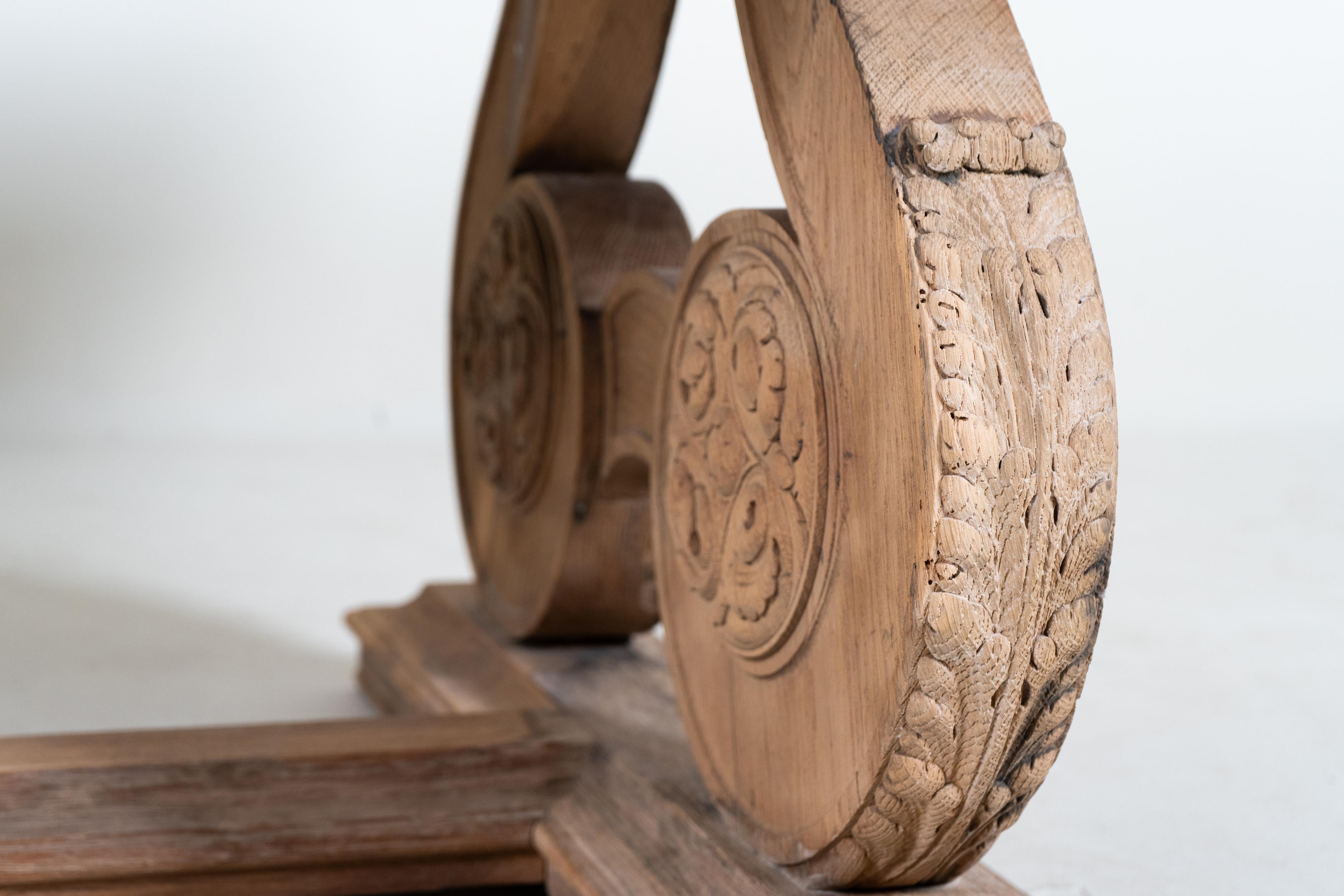 Table en chêne avec pieds sculptés en vente 2