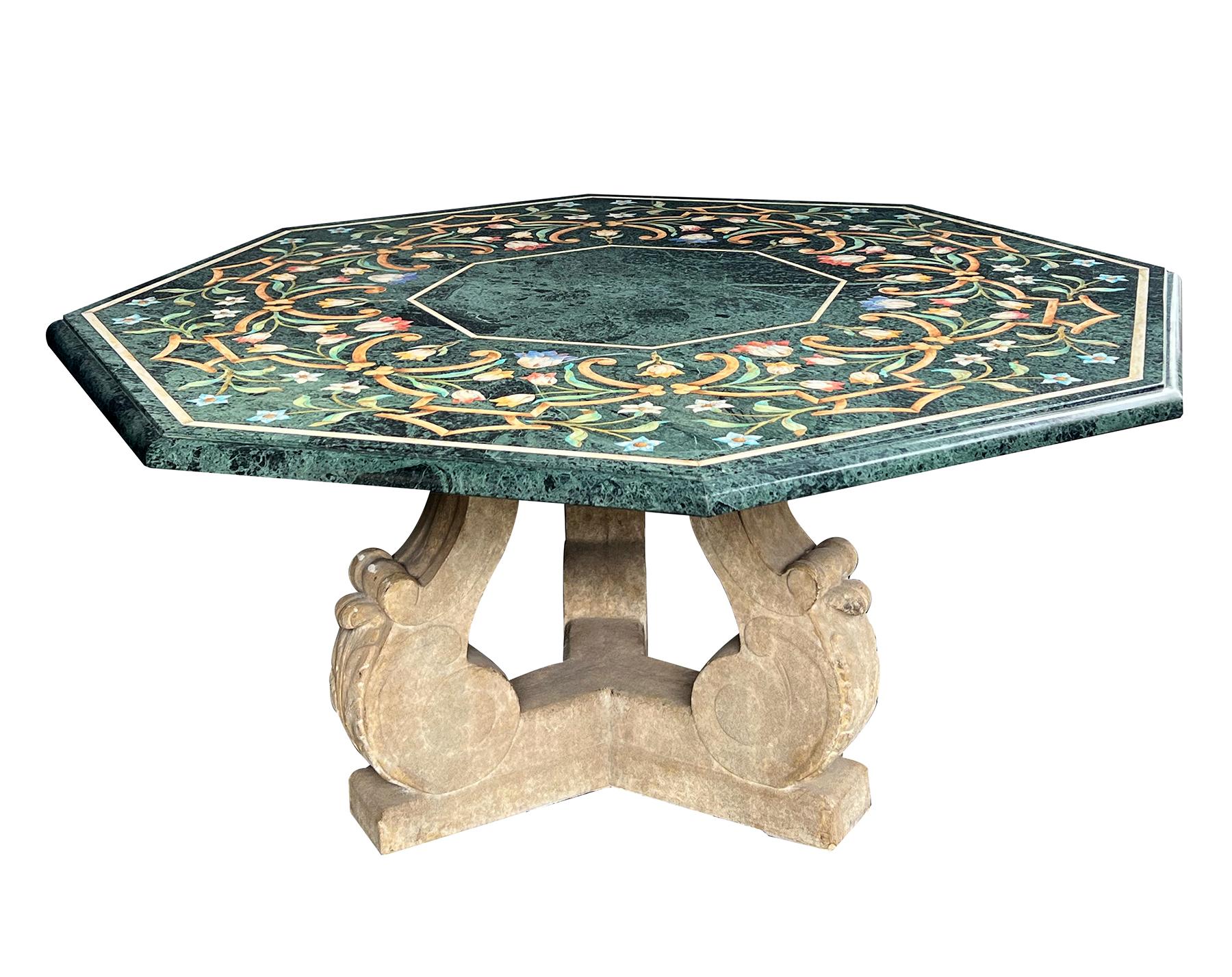 Néoclassique Table centrale octogonale avec plateau Verde Antico et base en fausse pierre Michael Taylor en vente