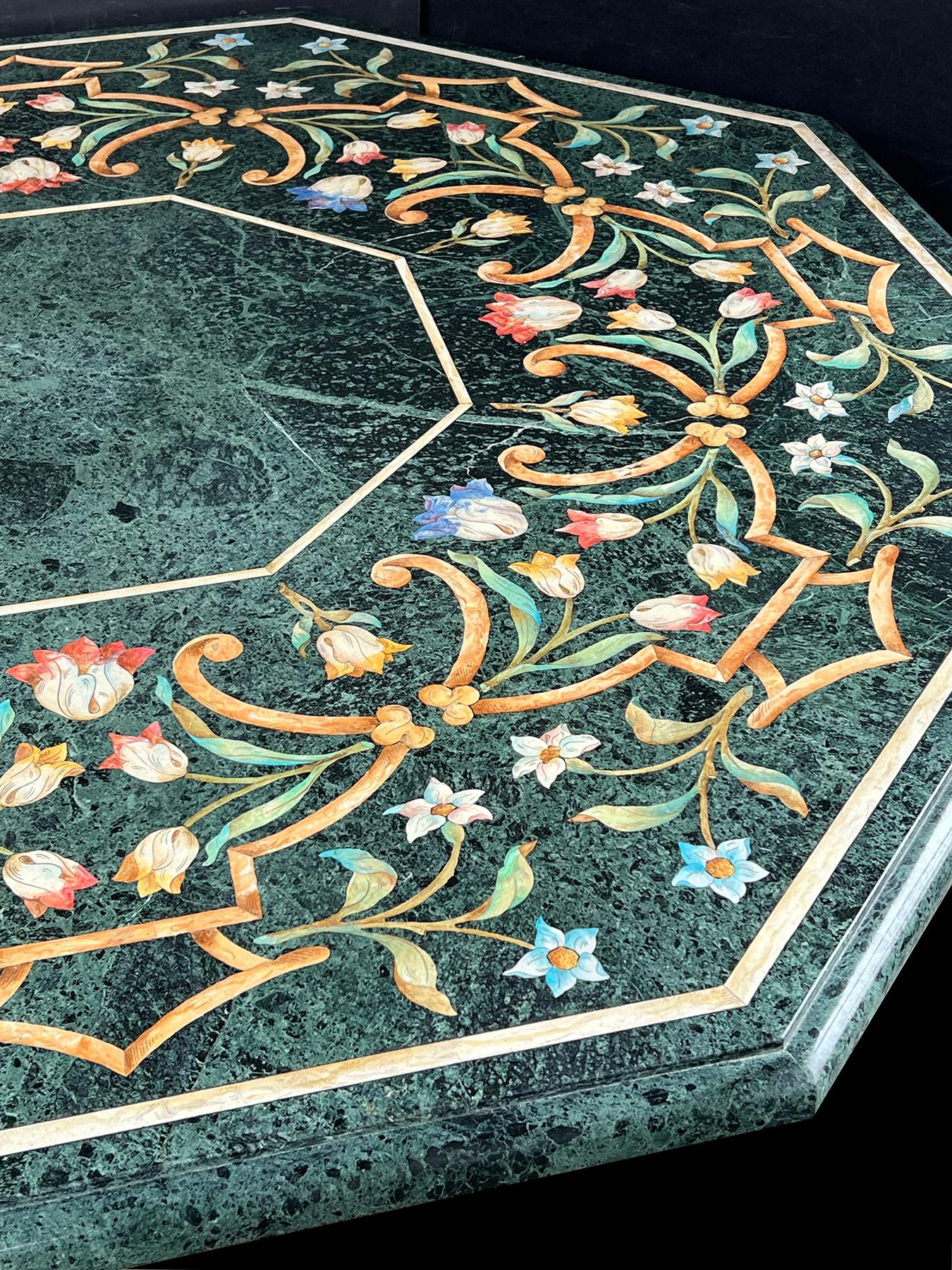 Américain Table centrale octogonale avec plateau Verde Antico et base en fausse pierre Michael Taylor en vente