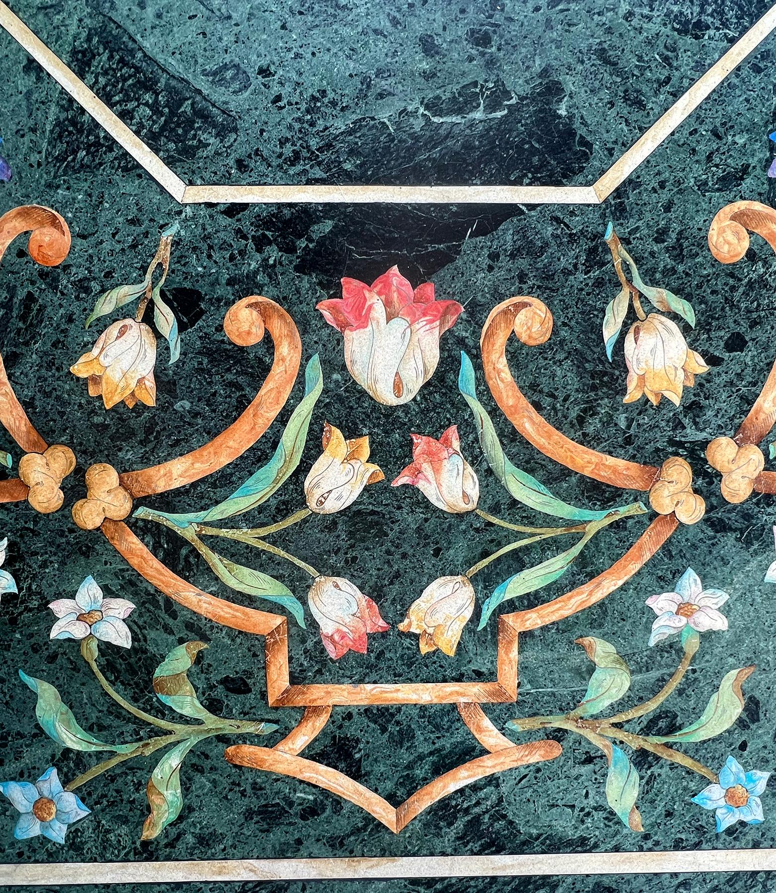 Fin du 20e siècle Table centrale octogonale avec plateau Verde Antico et base en fausse pierre Michael Taylor en vente