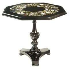 Ein achteckiger Derbyshire-Tisch aus schwarzem Marmor mit Lapislazuli