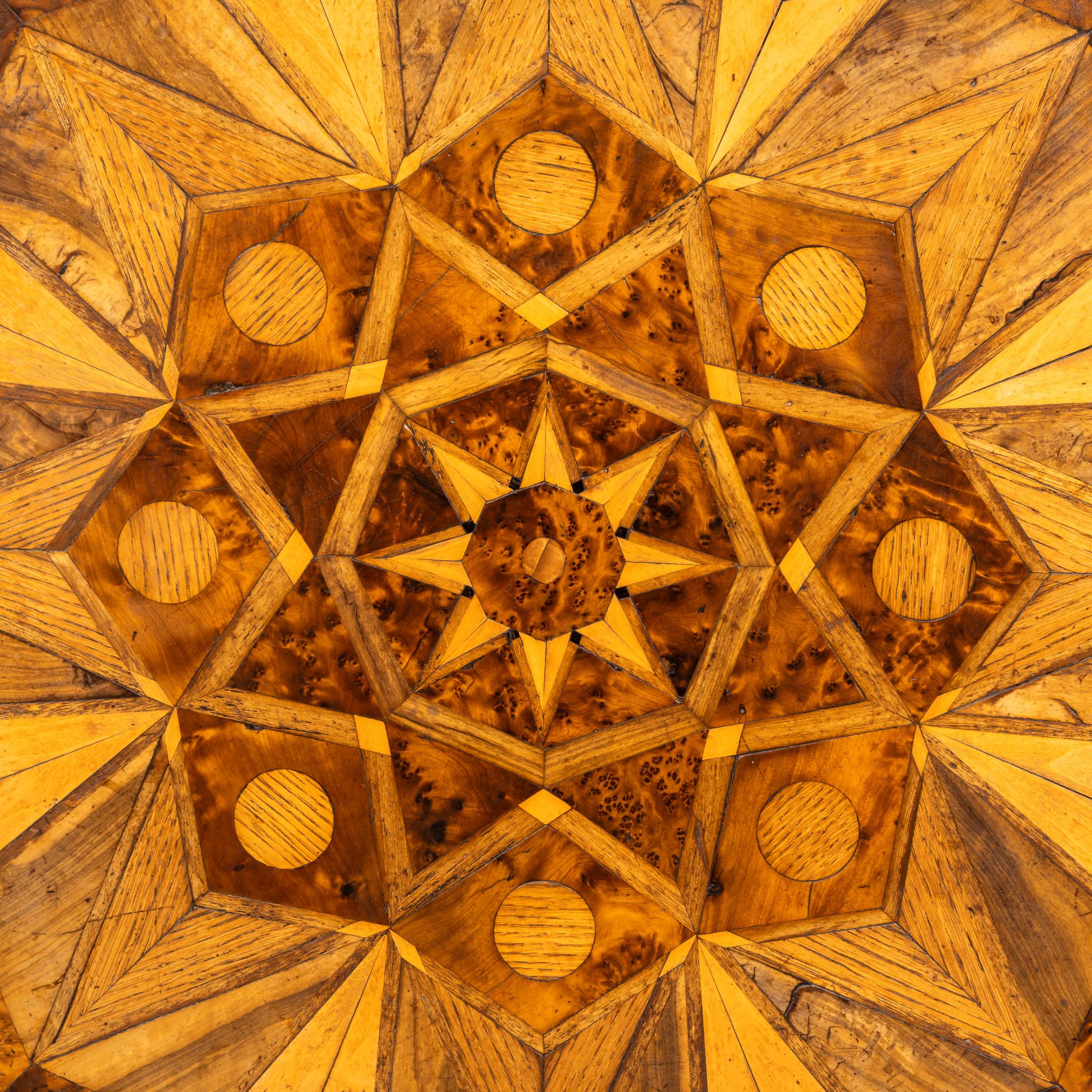 Table octogonale en marqueterie de bois de spécimen indigène en vente 4