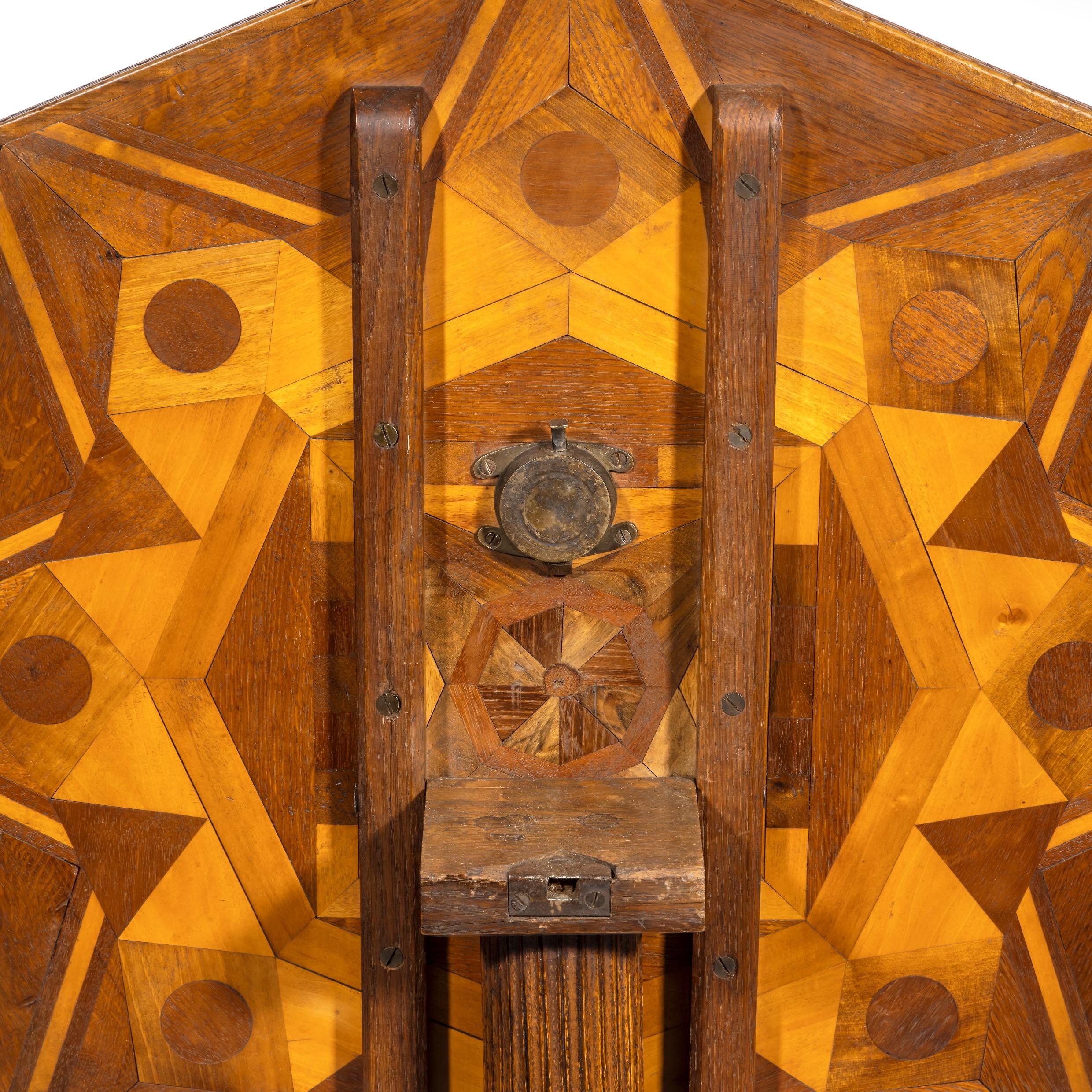 Table octogonale en marqueterie de bois de spécimen indigène en vente 1