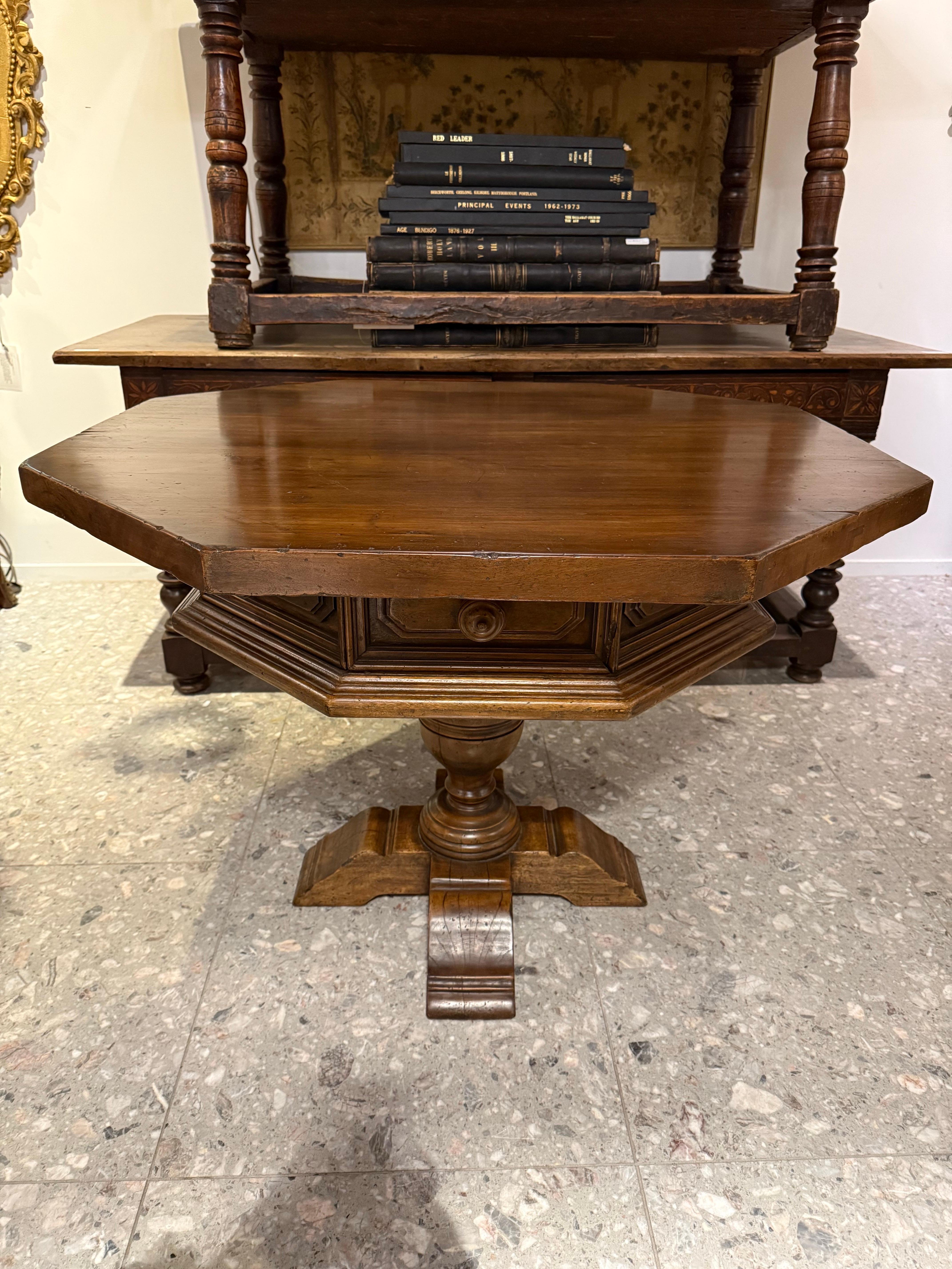 Table de bibliothèque octogonale

Provenance : Collection privée australienne.

Dimensions :
Hauteur : 80 cm.
Largeur : 107 cm.
Profondeur : 107cm.