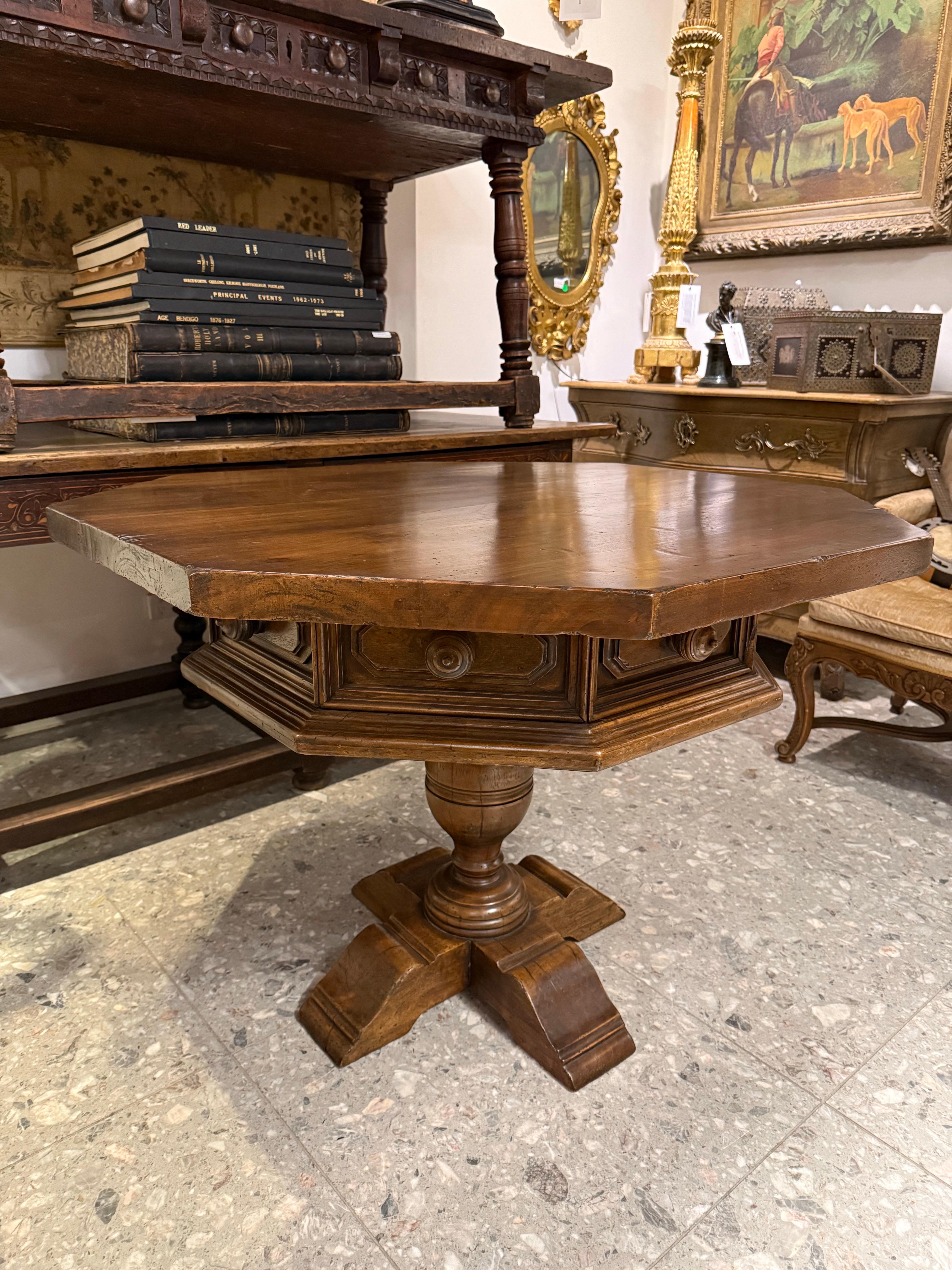 Australien Table de bibliothèque octogonale en vente