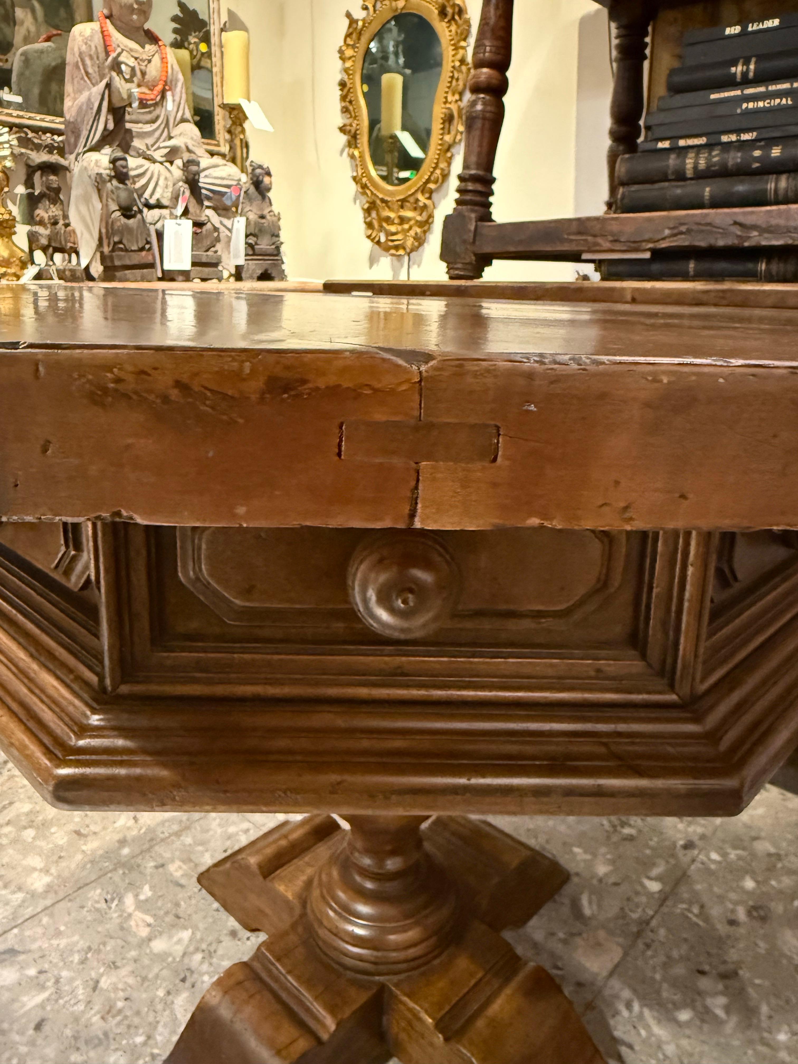Fait à la machine Table de bibliothèque octogonale en vente