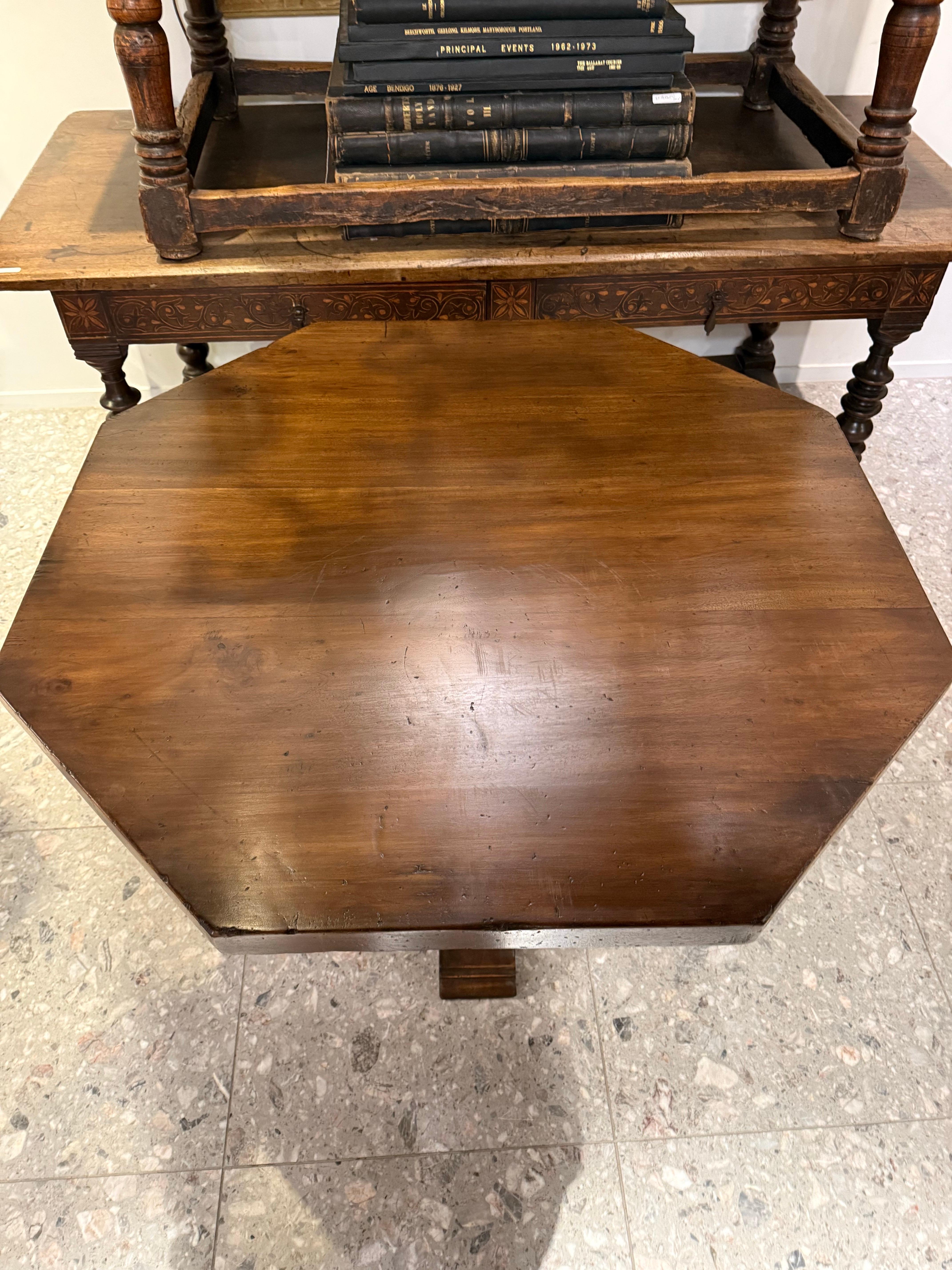 XXIe siècle et contemporain Table de bibliothèque octogonale en vente