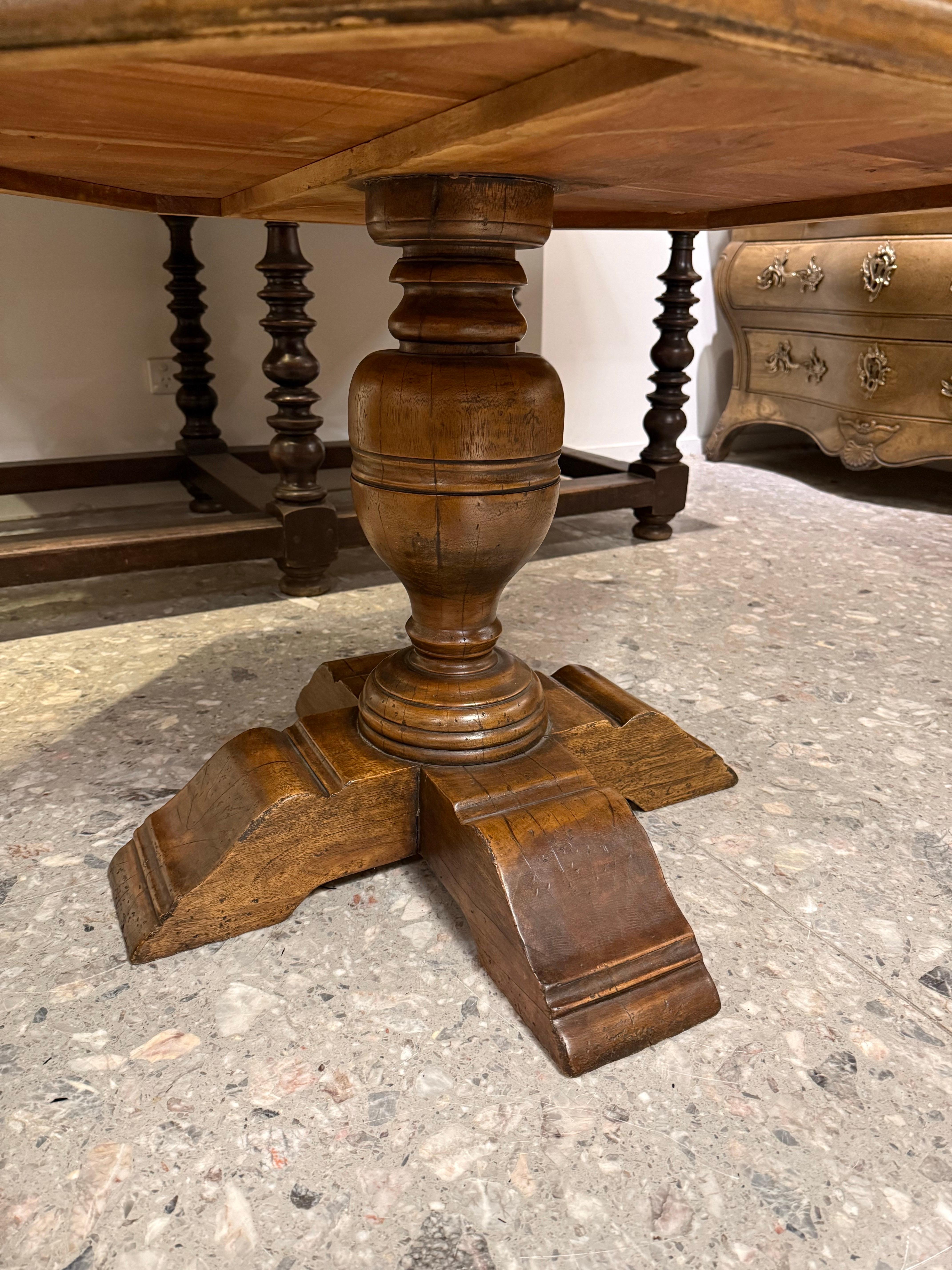 Table de bibliothèque octogonale en vente 2
