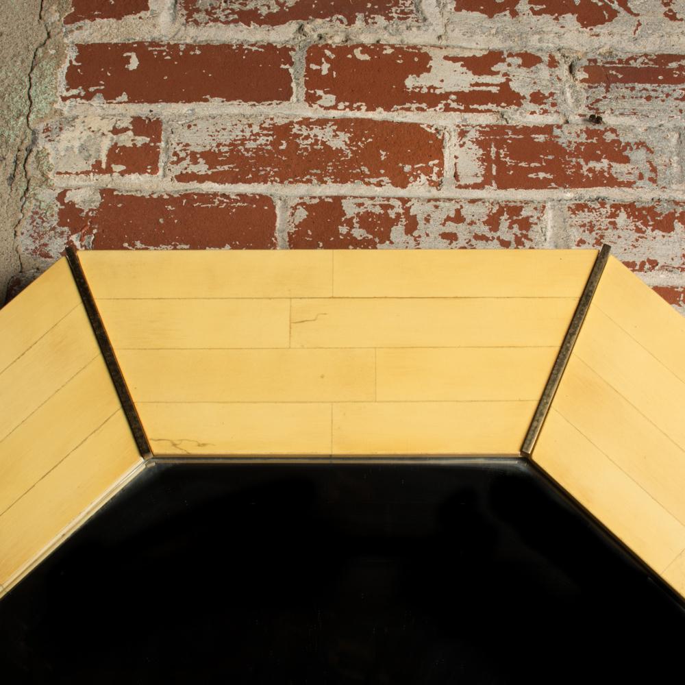 Miroir octogonal avec détails en laiton, États-Unis, vers 1975 Bon état - En vente à Philadelphia, PA