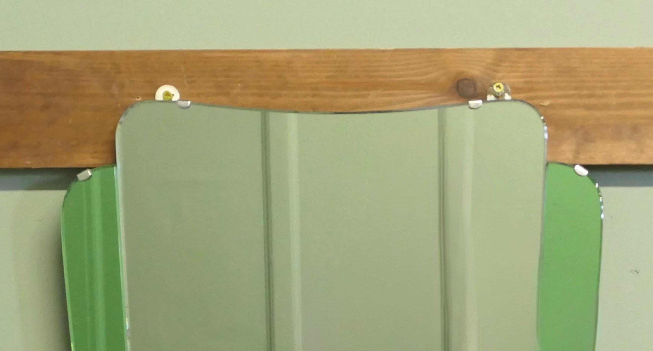 An Odeon Style Art Deco Emerald Wall Mirror. In Good Condition For Sale In Godshill, Isle of Wight