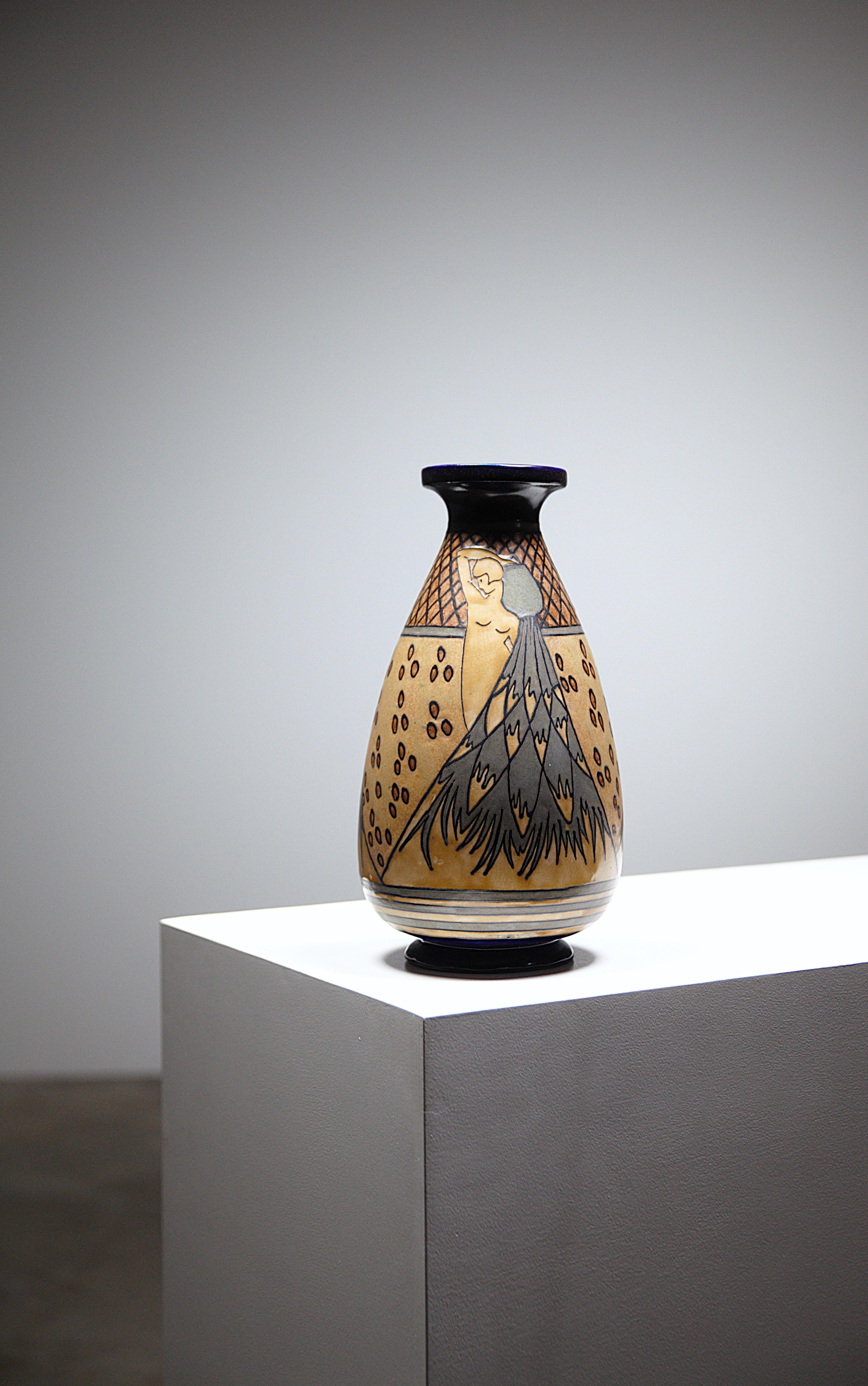 A beautiful stoneware vase by Odetta Quimper.

Very elegant and typical of the 1930 period.

Signed under.