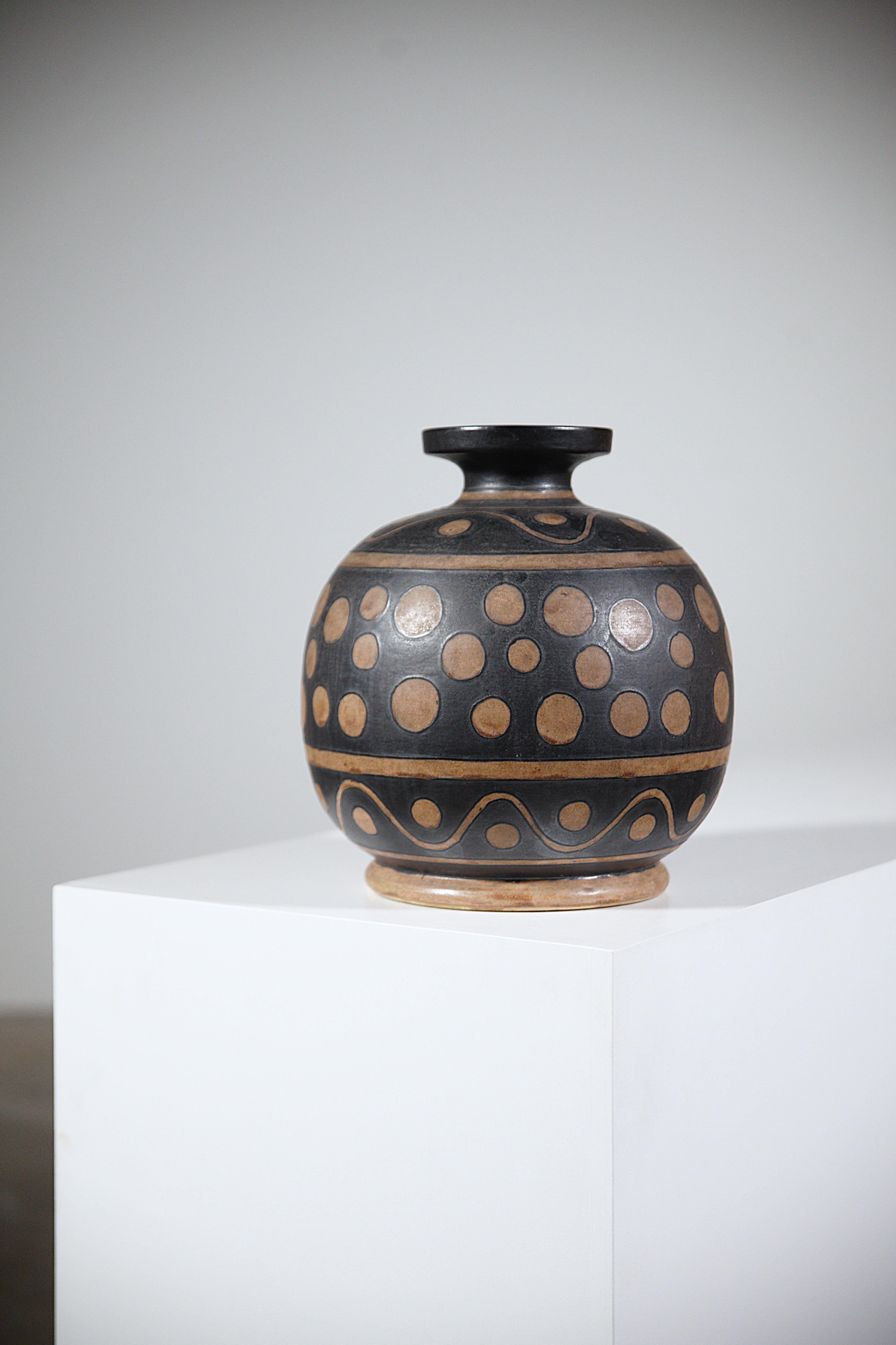 Eine Odetta Steinzeugvase von HB Quimper Frankreich 1930er Jahre.

Bigli ist groß und sehr dekorativ.

Schöne keltische Dekorationen.

Unterzeichnet unter.

Ein schönes Beispiel für die Handwerkskunst in der Bretagne in den 1920er und 1930er