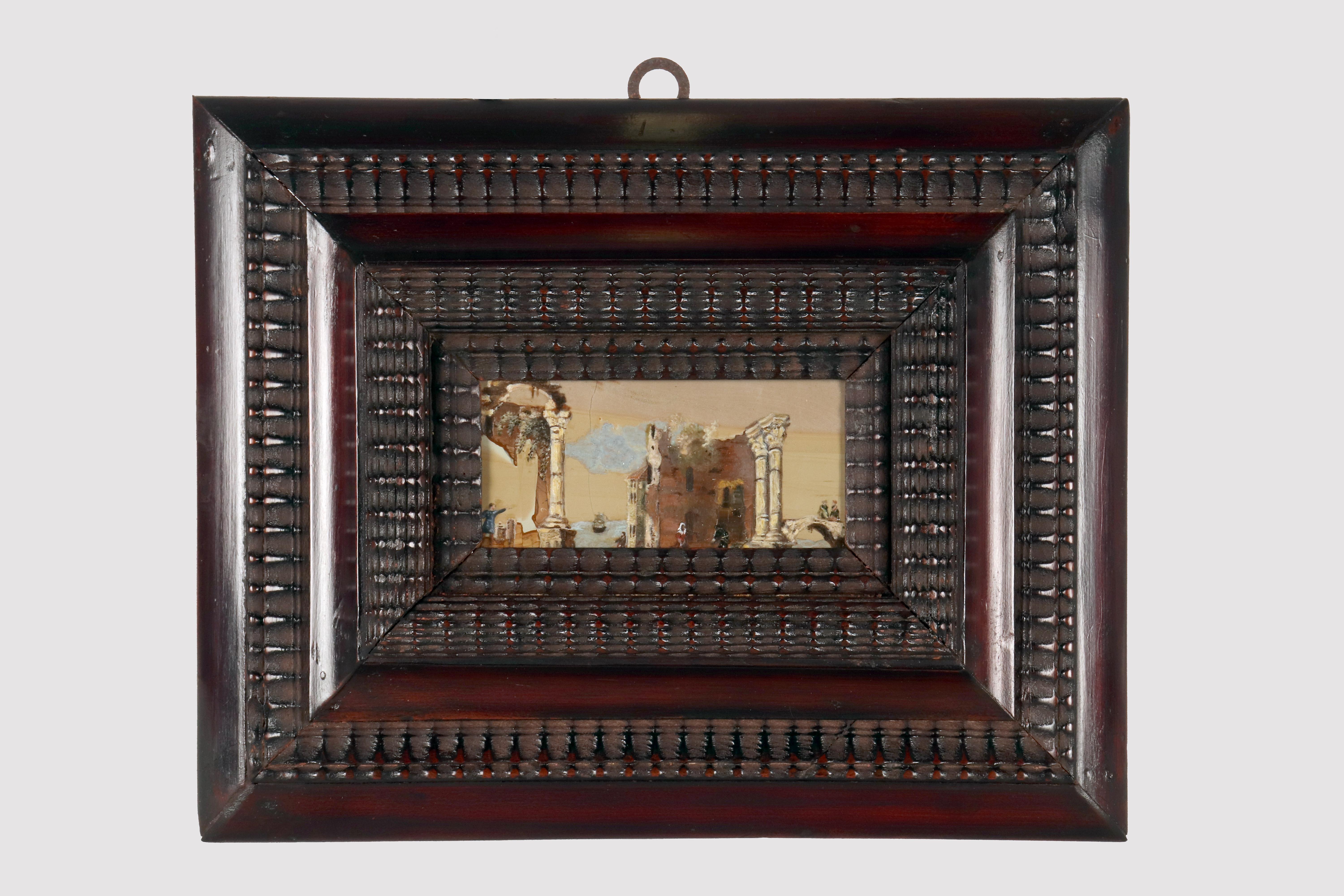 Ein Genrebild, Öl auf Paesina-Stein. Der Rahmen aus gewachstem, ebonisiertem Nussbaum ist rechteckig und mit einem geschnitzten Dekor mit symmetrischen Motiven versehen.  die sich nach innen verbreitert, um das Gemälde aufzunehmen. Im Inneren