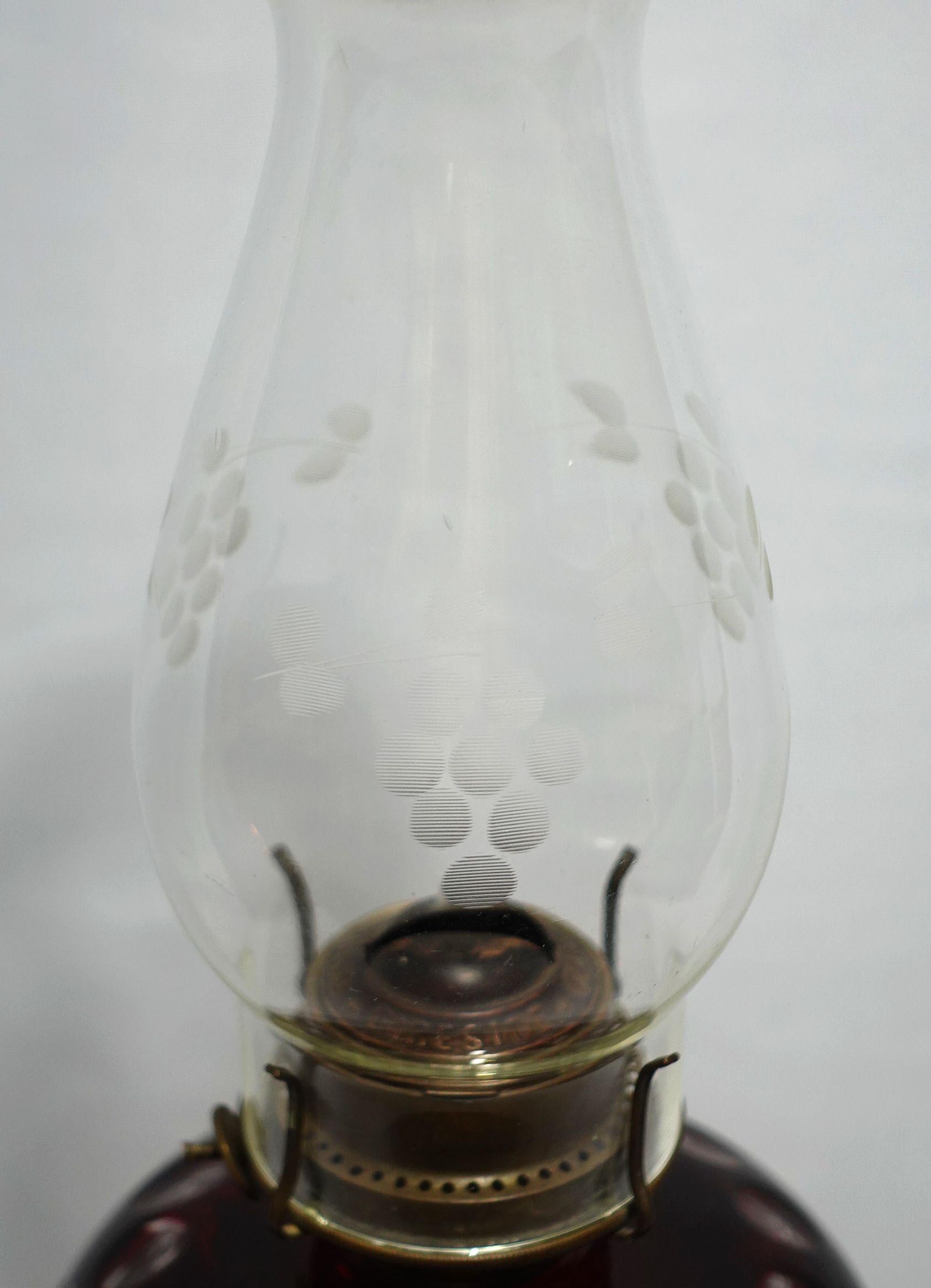Une vieille canneberge coupée pour éclaircir la lampe à fluide en vente 3