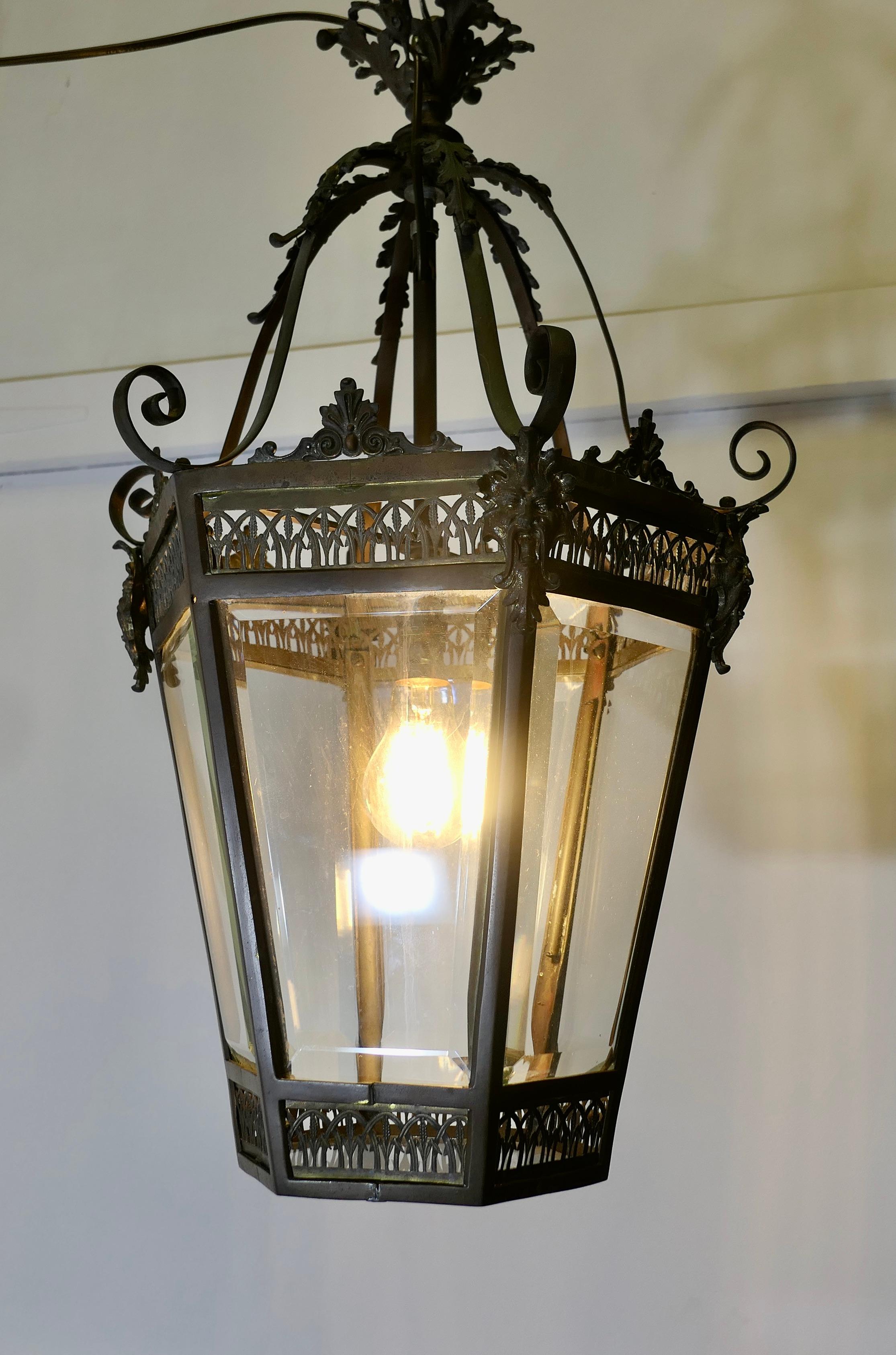 Ancienne lanterne décorative en cuivre Greene & Greene  Cette ancienne lanterne d'entrée a 6 côtés en vente 4