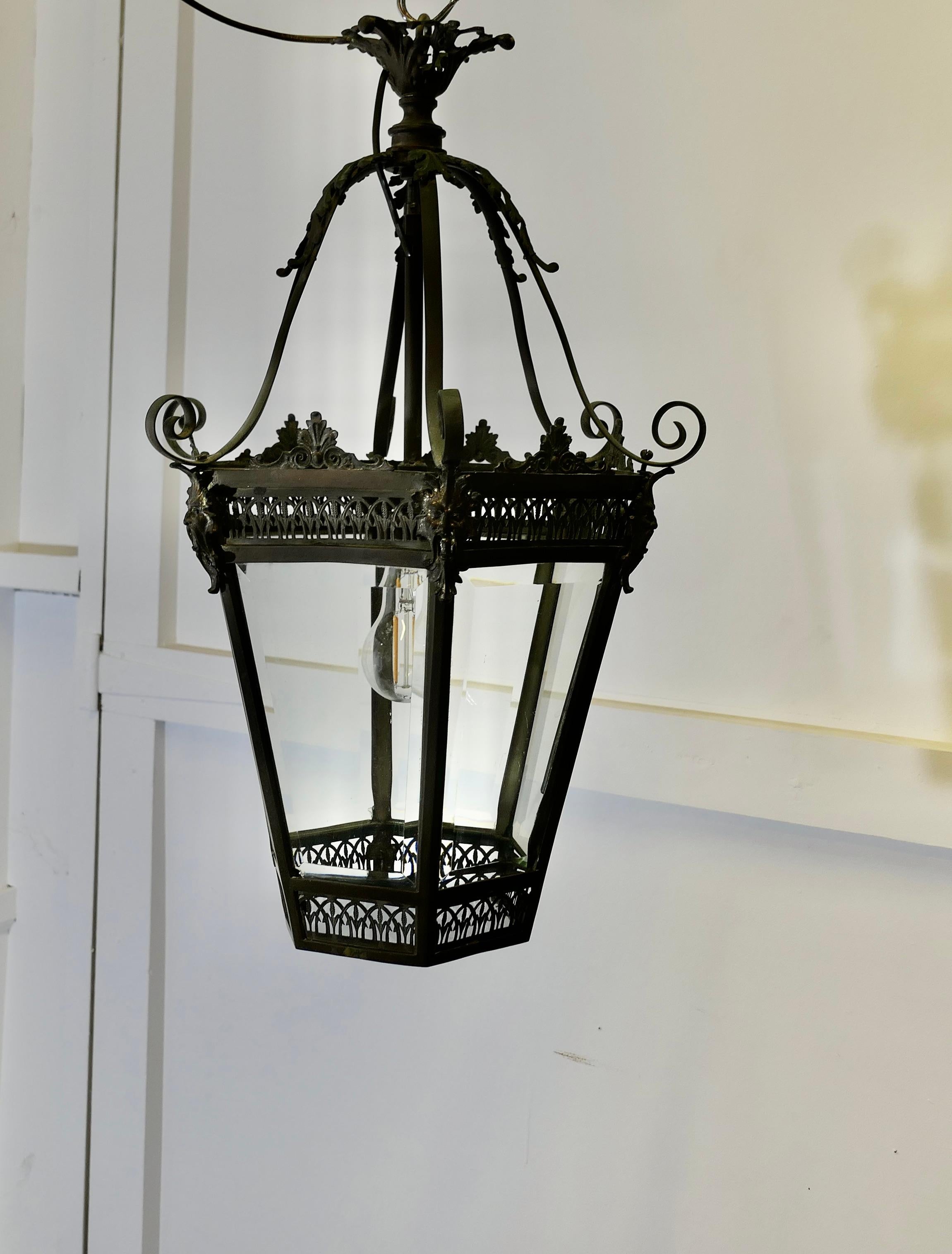 Ancienne lanterne décorative en cuivre Greene & Greene  Cette ancienne lanterne d'entrée a 6 côtés en vente 5