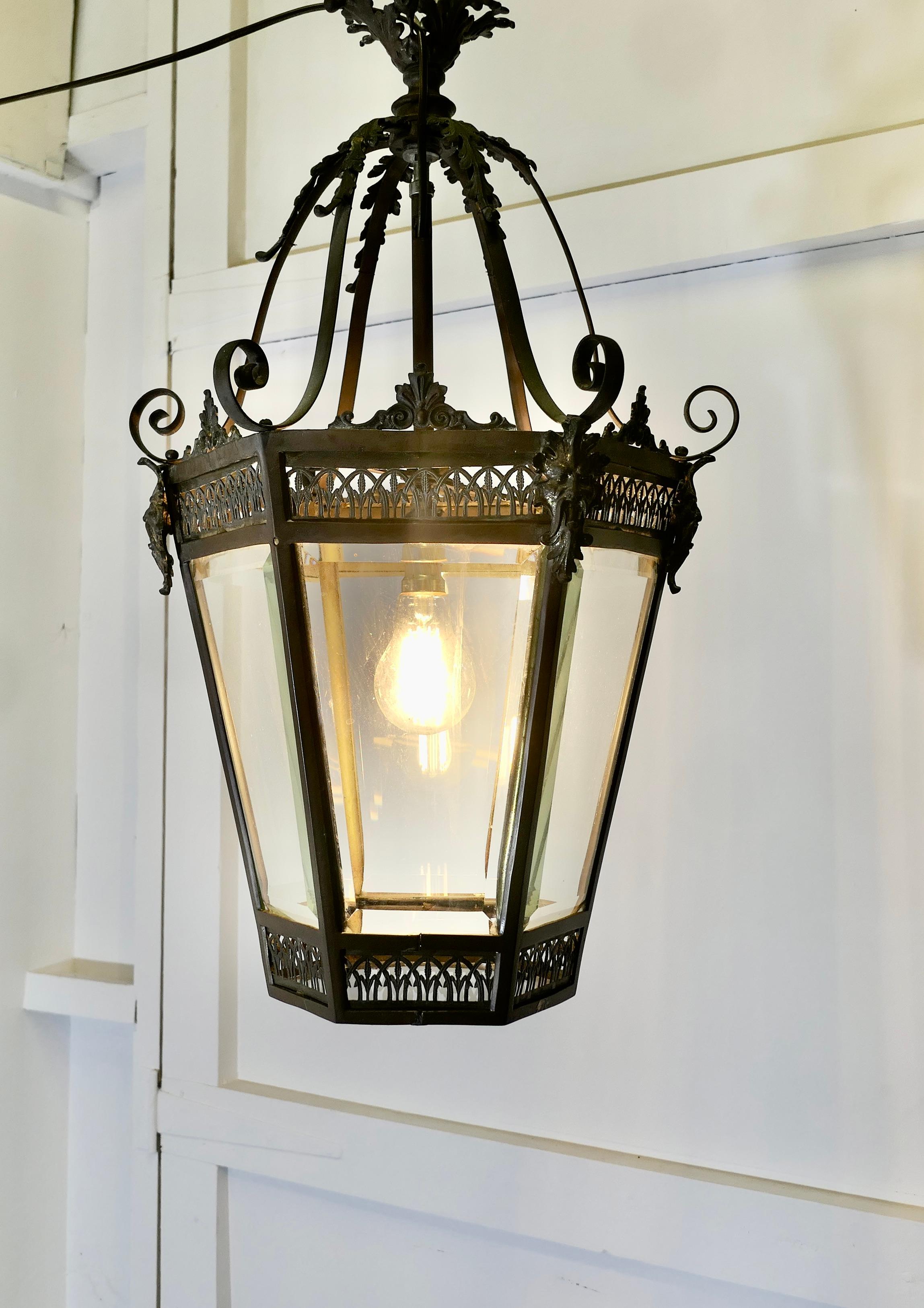 Ancienne lanterne décorative en cuivre Greene & Greene

Cette très ancienne lanterne de vestibule possède 6 faces en verre biseauté. 
Ce luminaire baroque très inhabituel est câblé pour l'électricité, il a le masque de l'homme vert sur certains des