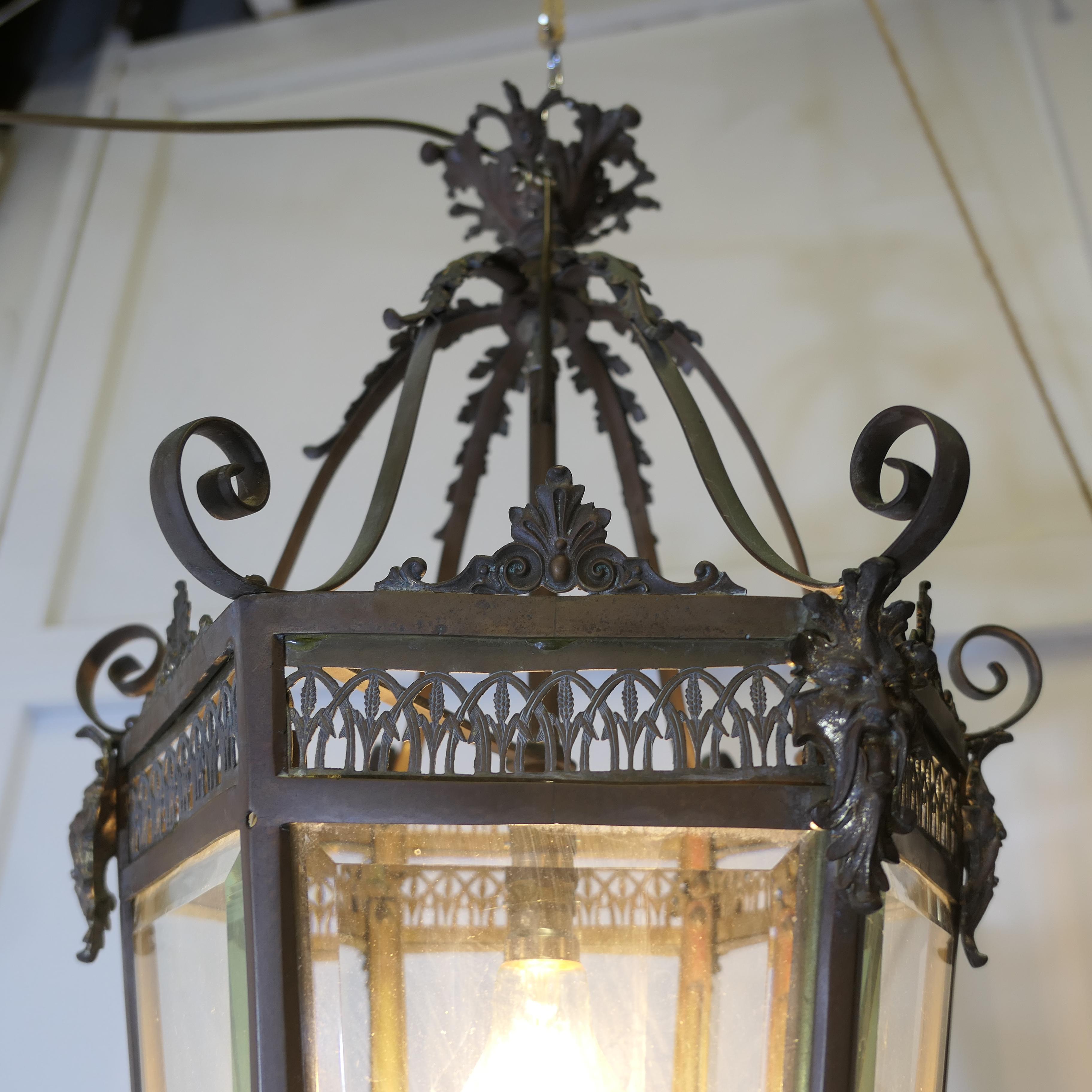 Ancienne lanterne décorative en cuivre Greene & Greene  Cette ancienne lanterne d'entrée a 6 côtés en vente 2