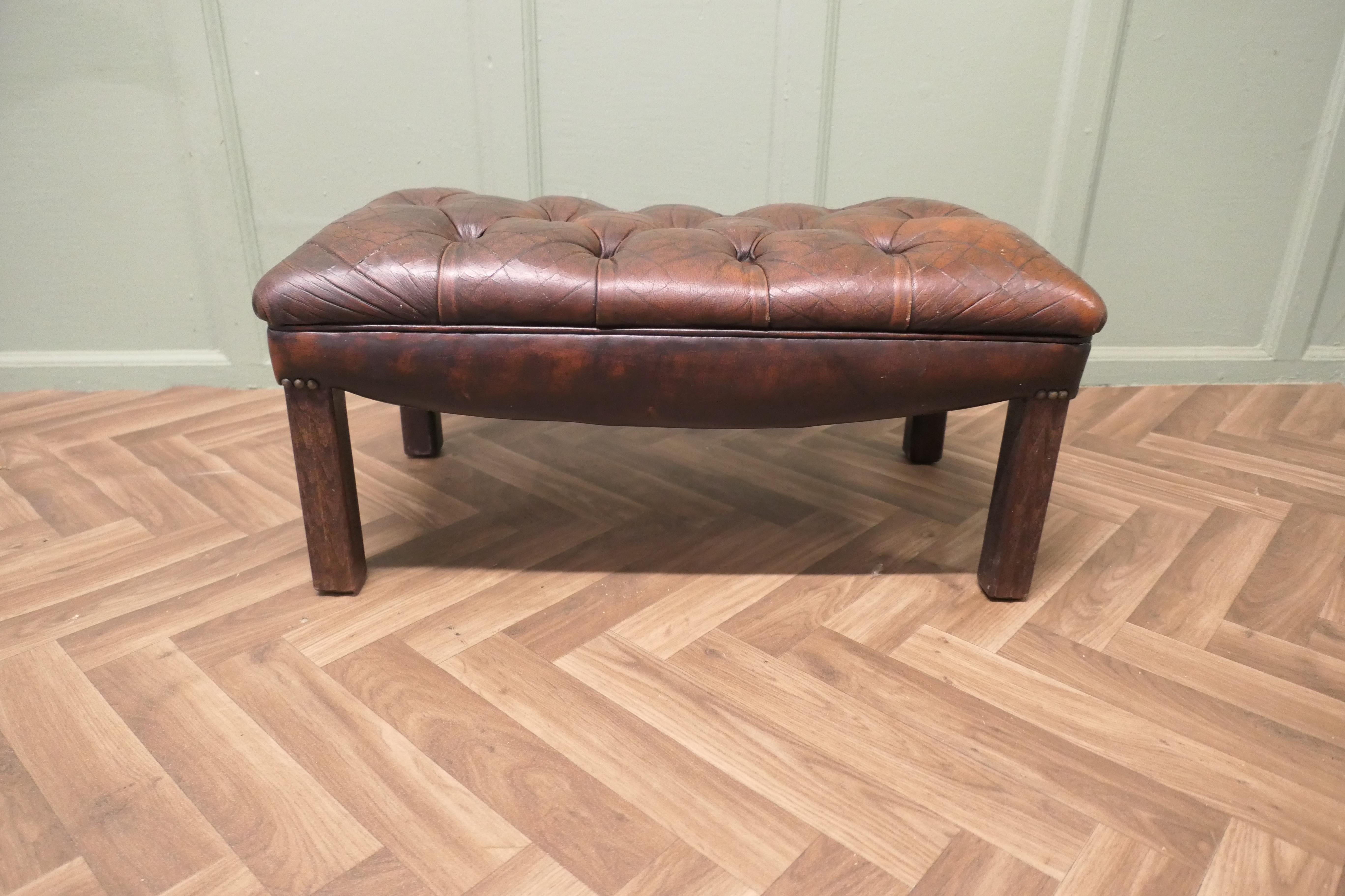 Un vecchio sgabello da biblioteca in pelle di Chesterfield con bottoni profondi  

Si tratta di uno sgabello da biblioteca robusto e rivestito in pelle marrone. Non è nuovo, ma ha una buona patina e un aspetto vissuto. 

Questo robusto sgabello da