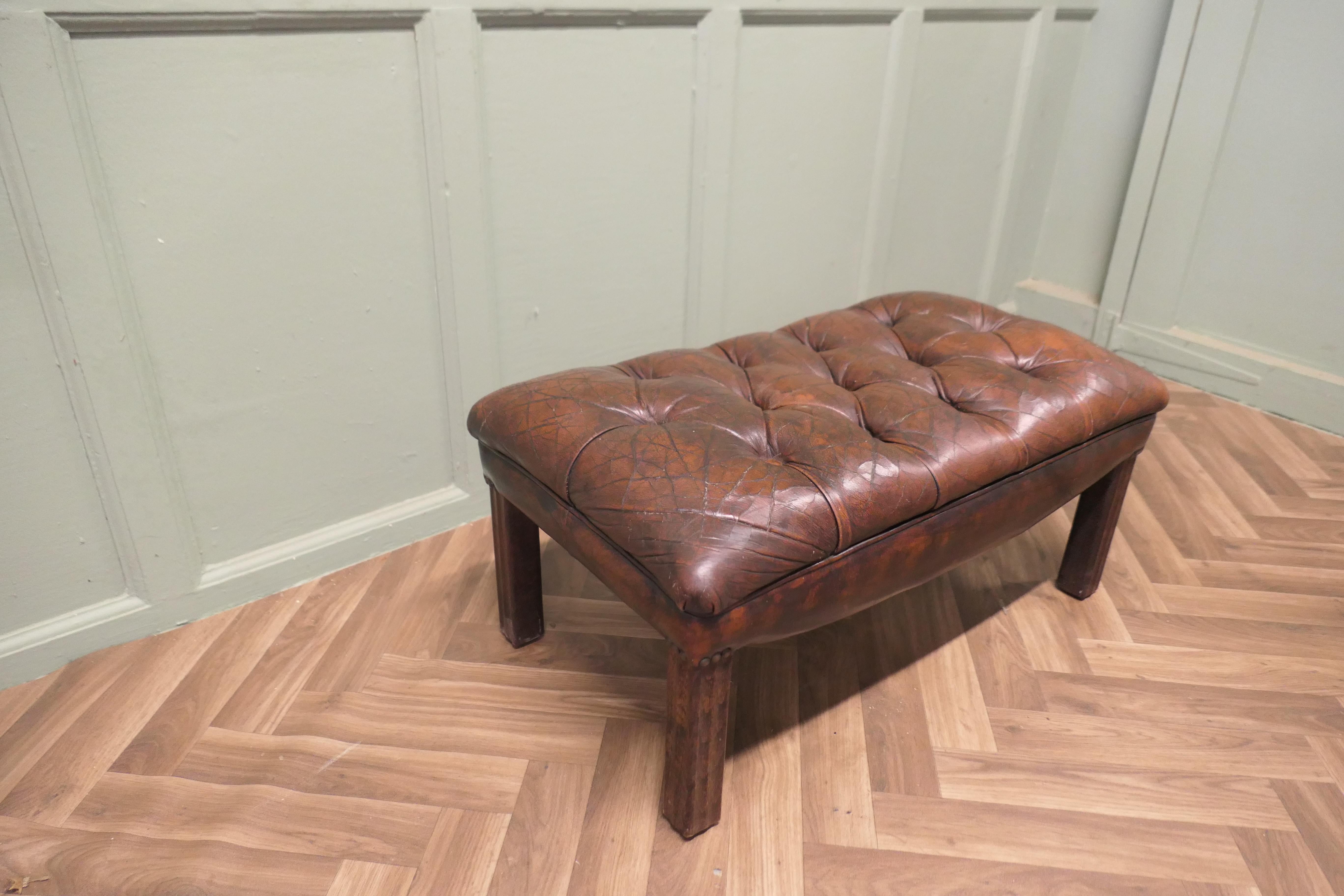 Pelle Un vecchio sgabello da biblioteca in pelle di Chesterfield con bottoni profondi in vendita