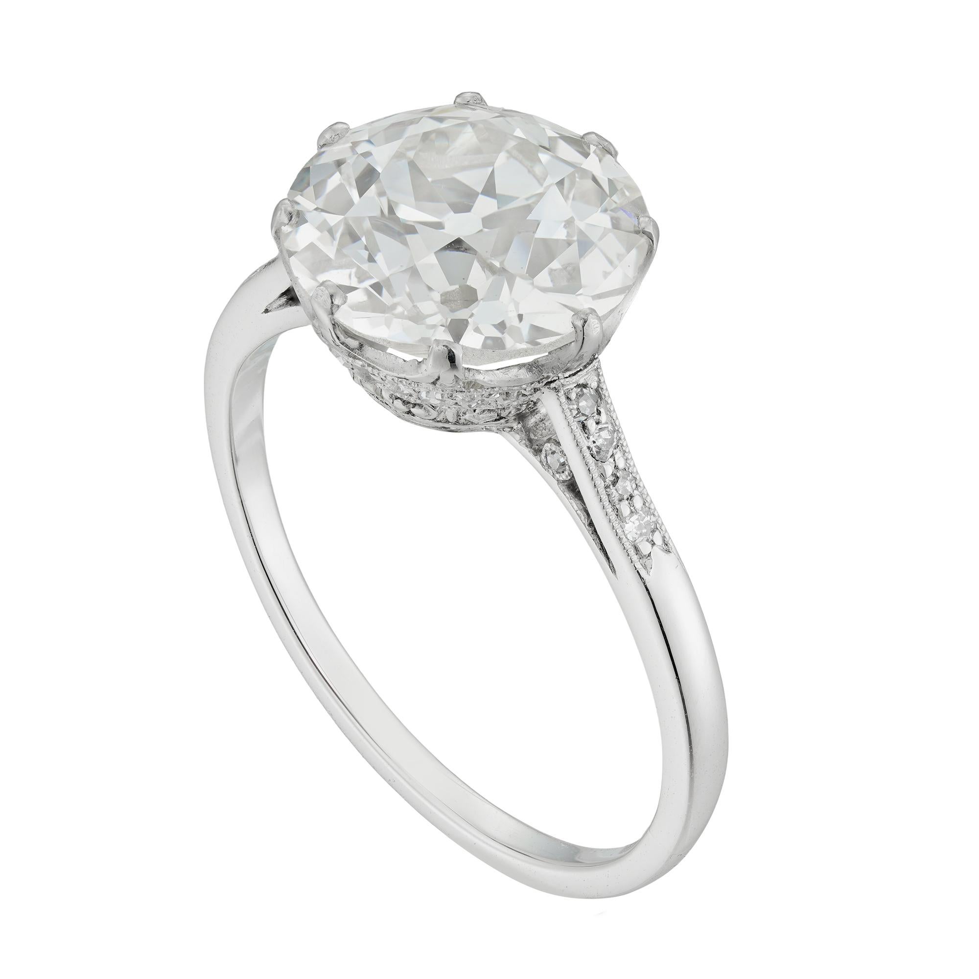 Bague solitaire en diamant de taille européenne ancienne, le diamant pesant 4,37 carats et accompagné d'un rapport GIA indiquant qu'il est de couleur K et de pureté VS1, serti à huit griffes sur un collet en platine ajouré avec des décorations en