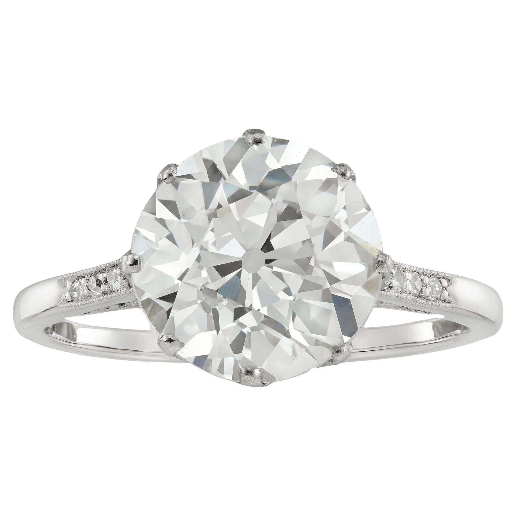 Un antiguo anillo solitario de diamantes talla europea