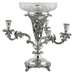 Un antiguo candelabro de plato Sheffield epergne