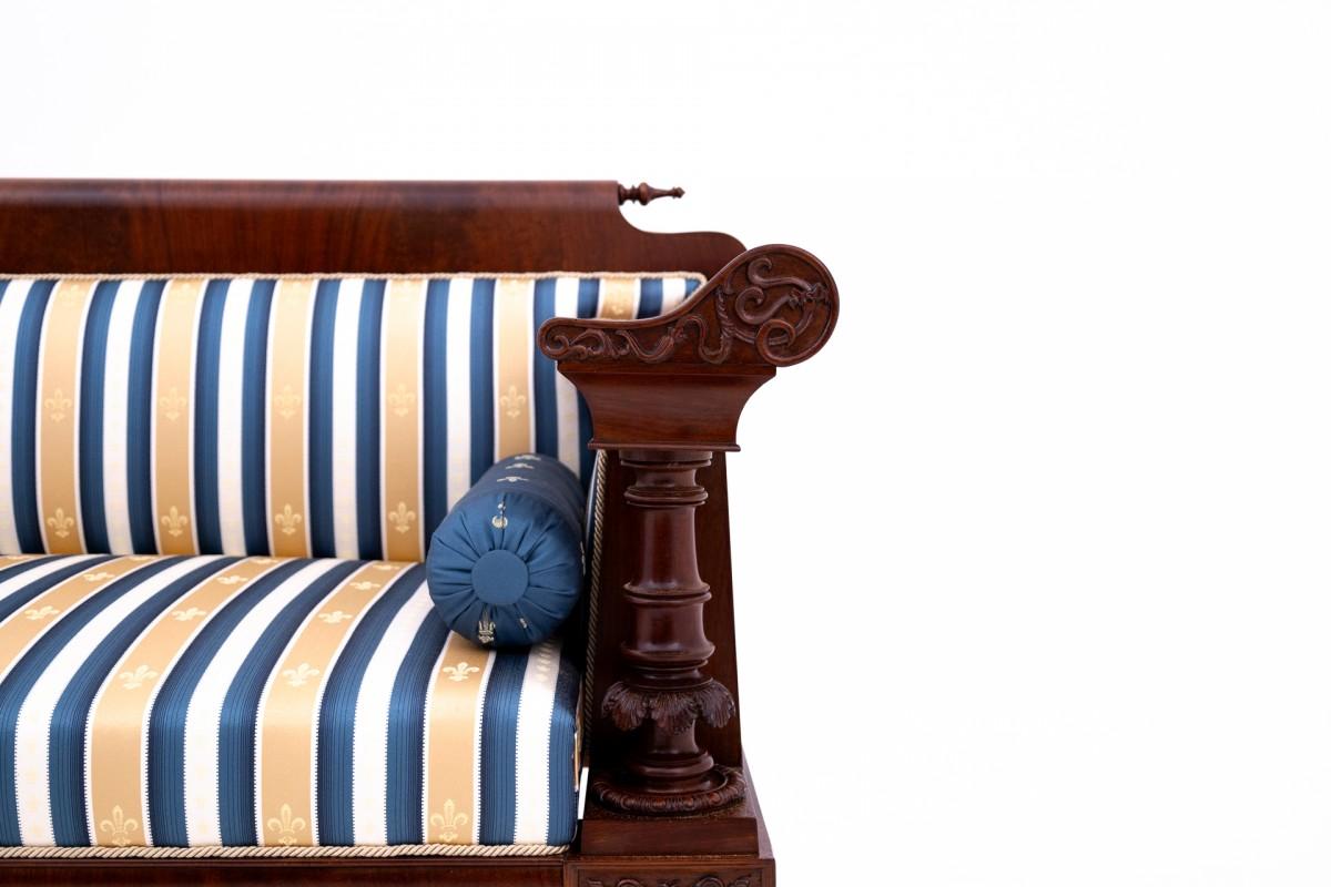 An old sofa in an eclectic style, Western Europe. After renovation. In Good Condition In Chorzów, PL