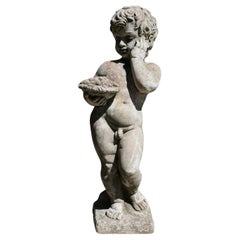 Una vecchia statua da giardino di un ragazzo nudo e consumato dalle intemperie   Questa è una bella statua antica di un ragazzo