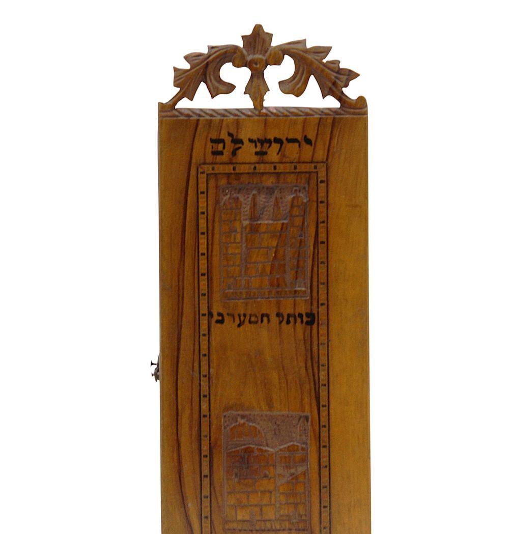 Cette remarquable arche de la Torah en bois d'olivier, fabriquée à Jérusalem vers 1920, témoigne à la fois d'un savoir-faire magistral et d'un profond héritage culturel. Sculptée avec précision et dévotion, l'arche présente des représentations