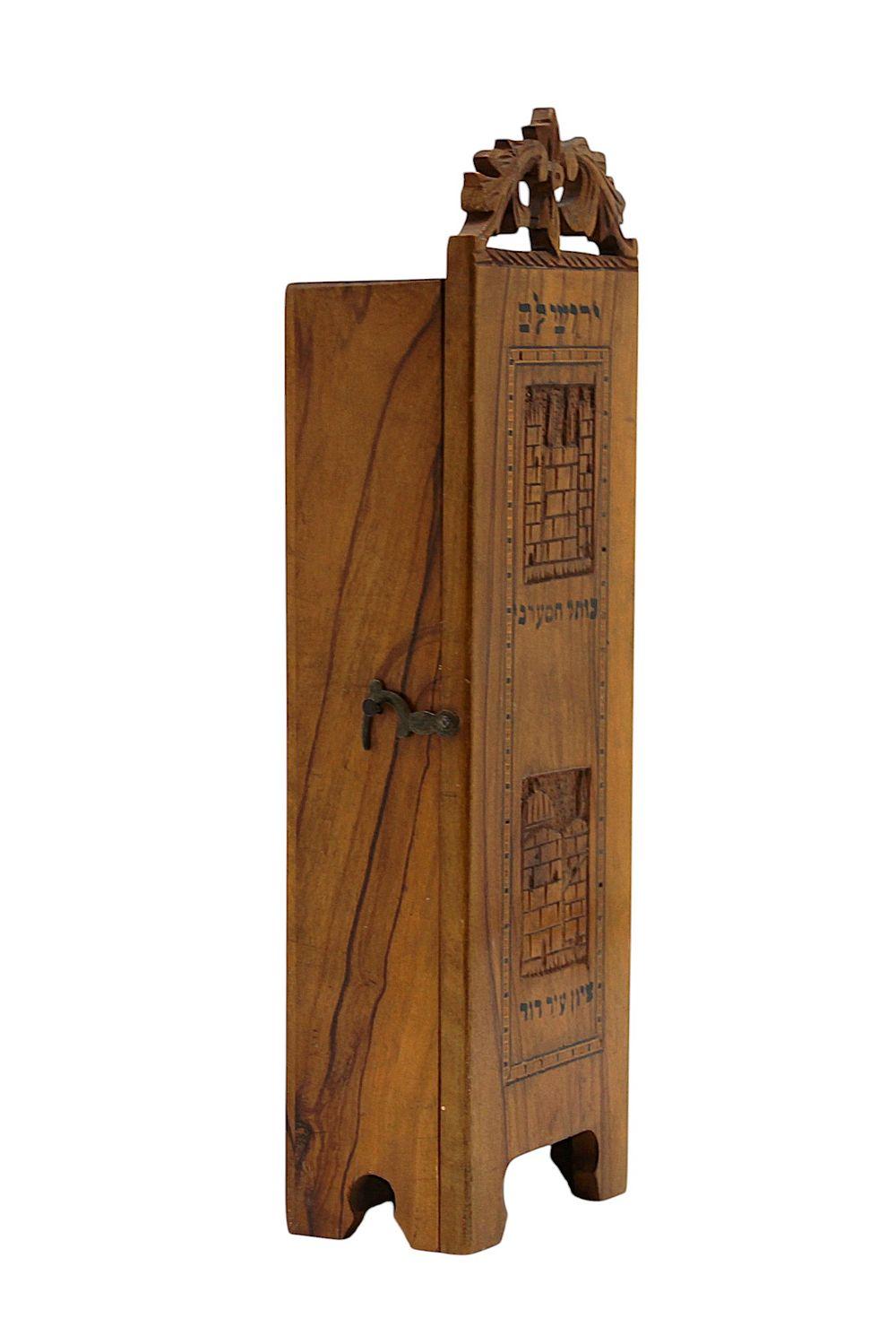 Israélien L'Arche du Torah à Jérusalem en bois d'olivier, c. 1920 en vente