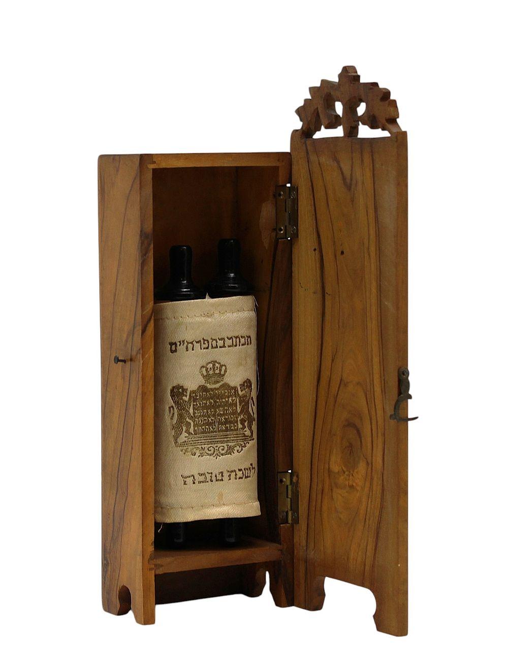 Sculpté à la main L'Arche du Torah à Jérusalem en bois d'olivier, c. 1920 en vente