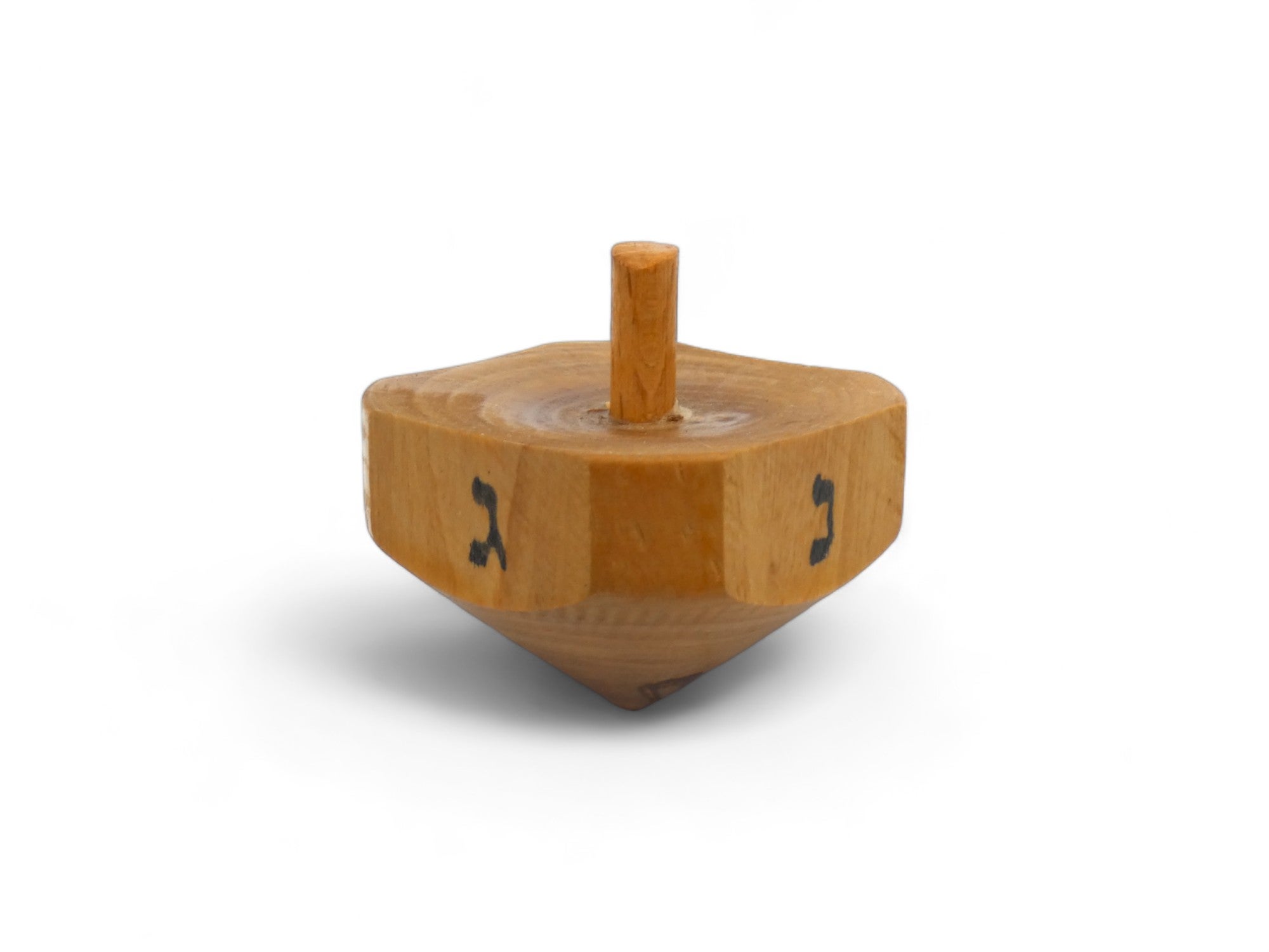 Un magnifique Dreidel en bois d'olivier fabriqué à Jérusalem vers 1950.

Le dreidel est fabriqué de manière classique ; il est sculpté presque entièrement en bois d'olivier avec une poignée cylindrique appliquée au centre du grand sommet plat