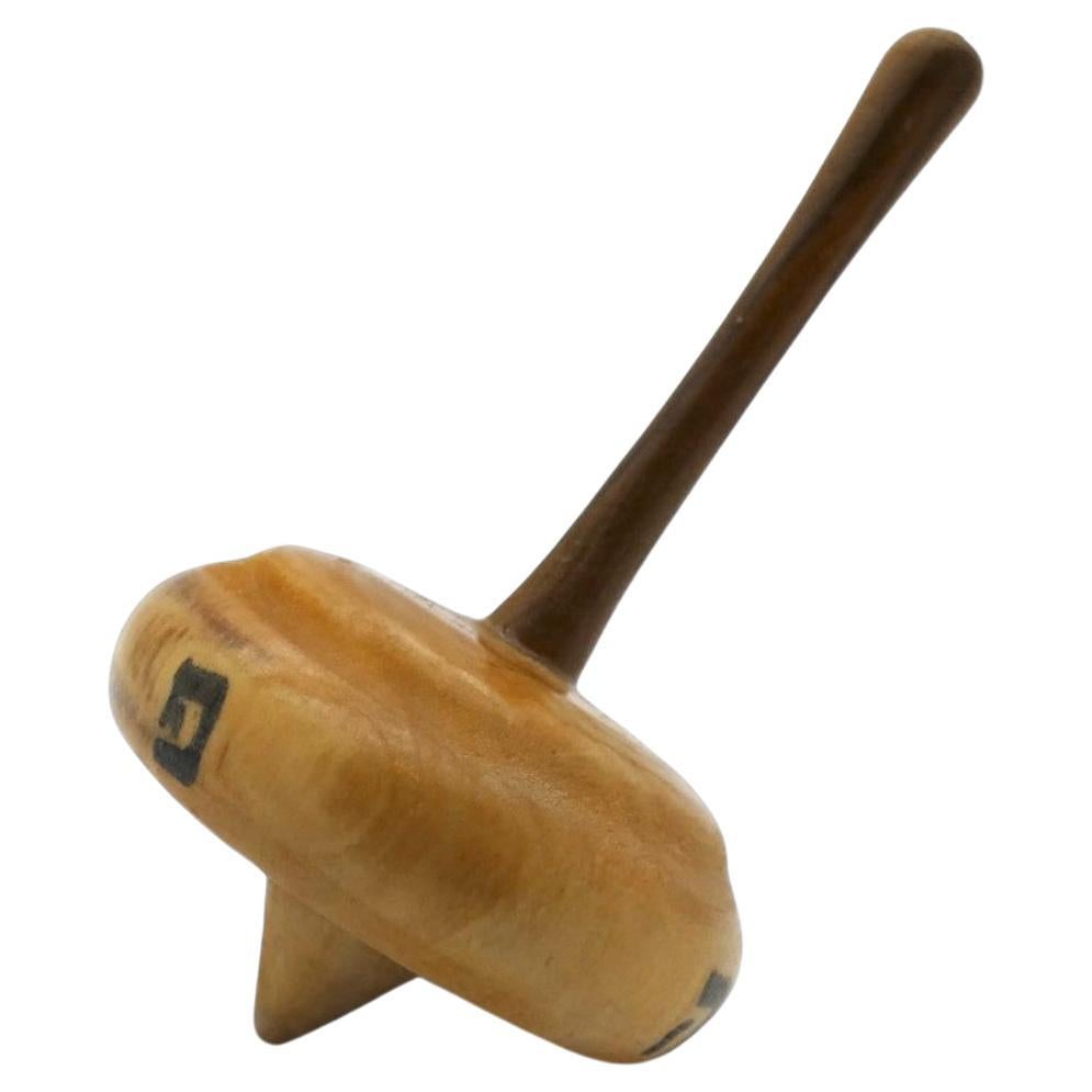 Un magnifique Dreidel en bois d'olivier fabriqué à Jérusalem vers 1950.

Ce dreidel spécial en bois d'olivier est d'une conception simple, mais tellement esthétique qu'il est agréable à regarder et à faire tourner. Le Dreidel est entièrement