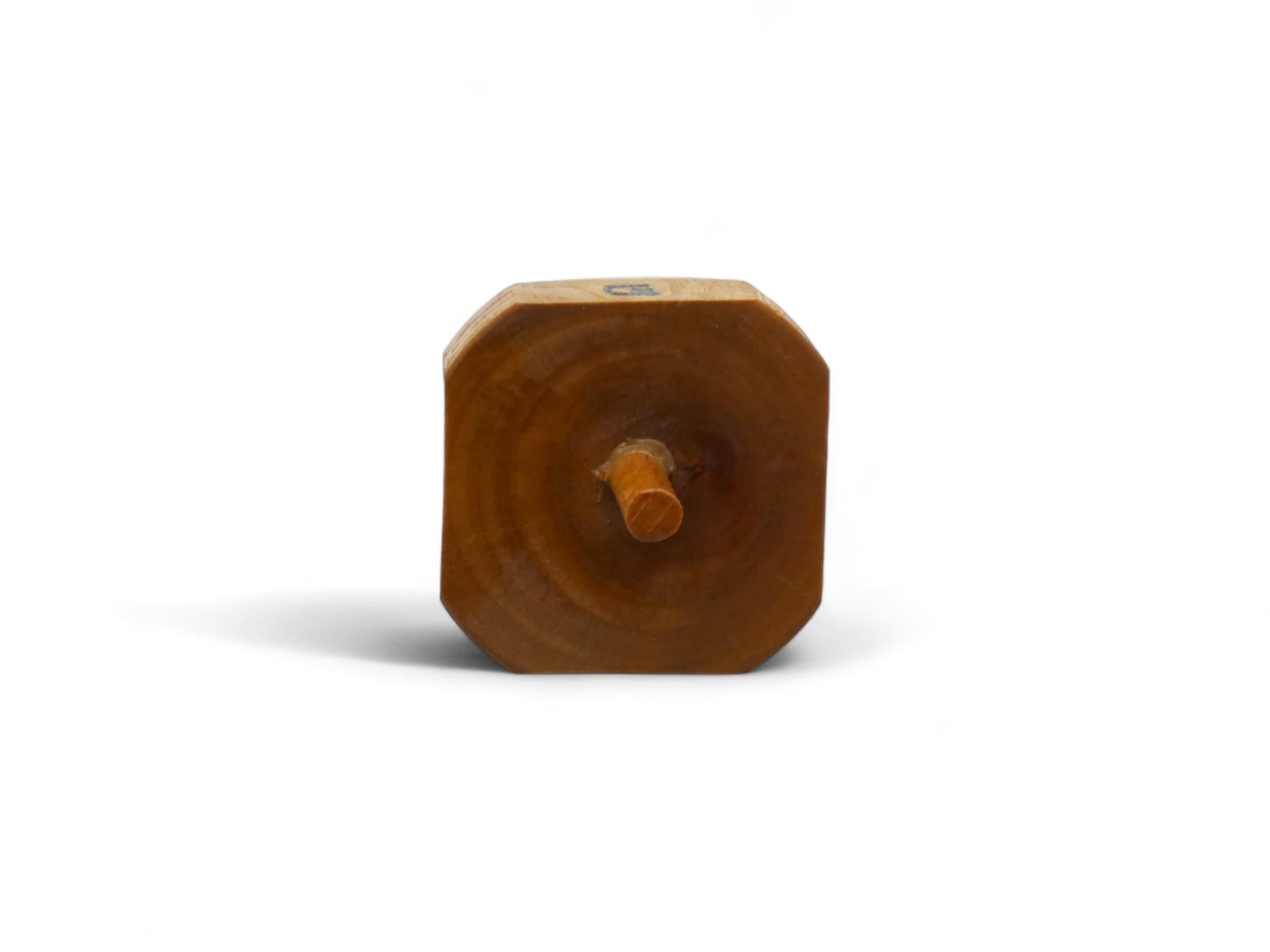 Sculpté Dreidel en bois d'olivier, Jérusalem Circa 1950 en vente
