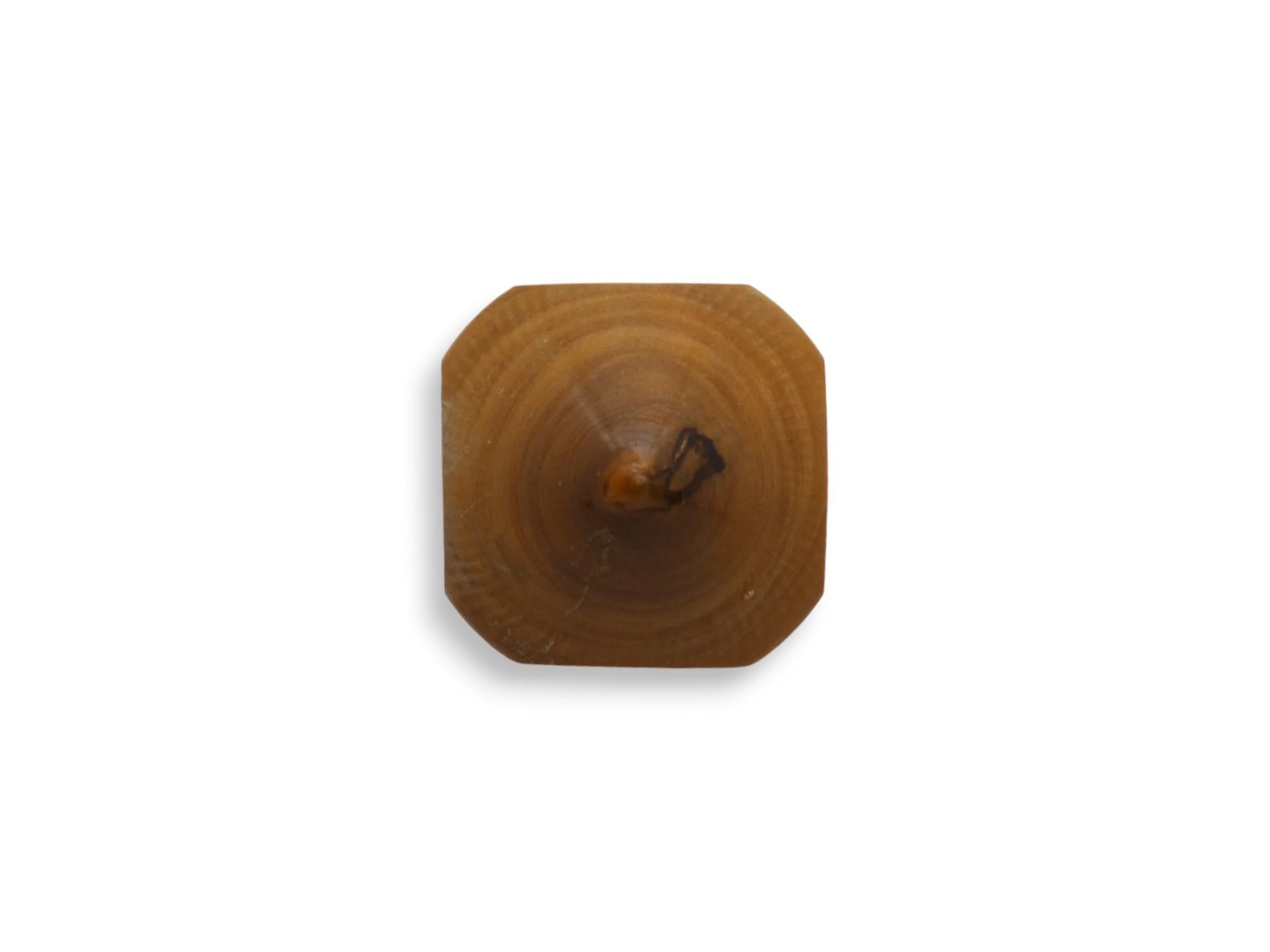 Dreidel en bois d'olivier, Jérusalem Circa 1950 Bon état - En vente à New York, NY