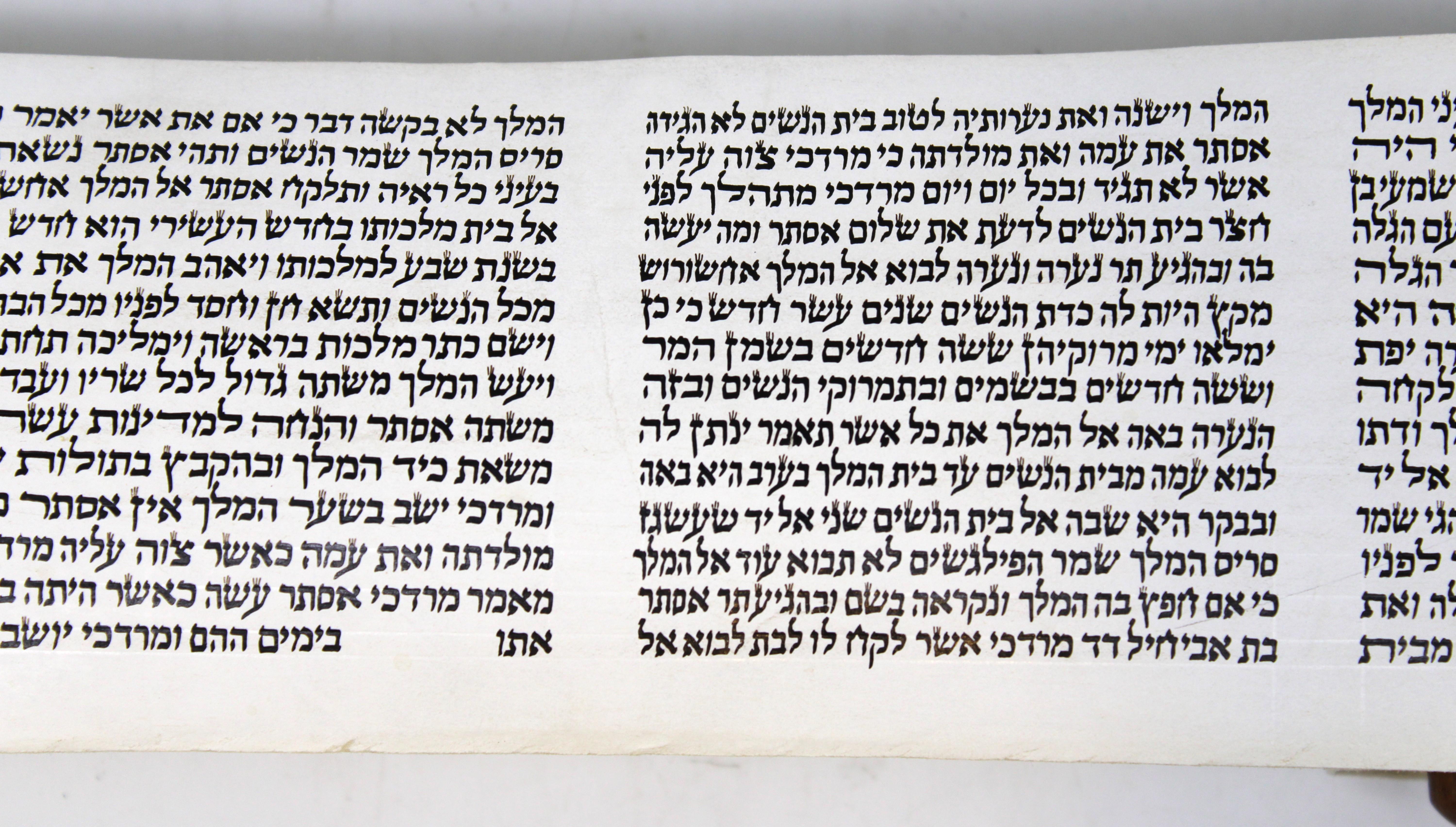 Hermoso ejemplo de la artesanía de Jerusalén de mediados del siglo XX, este estuche tallado a mano para el Rollo de Ester está hecho con madera de olivo de origen local y presenta una rica variedad de elementos simbólicos, religiosos y