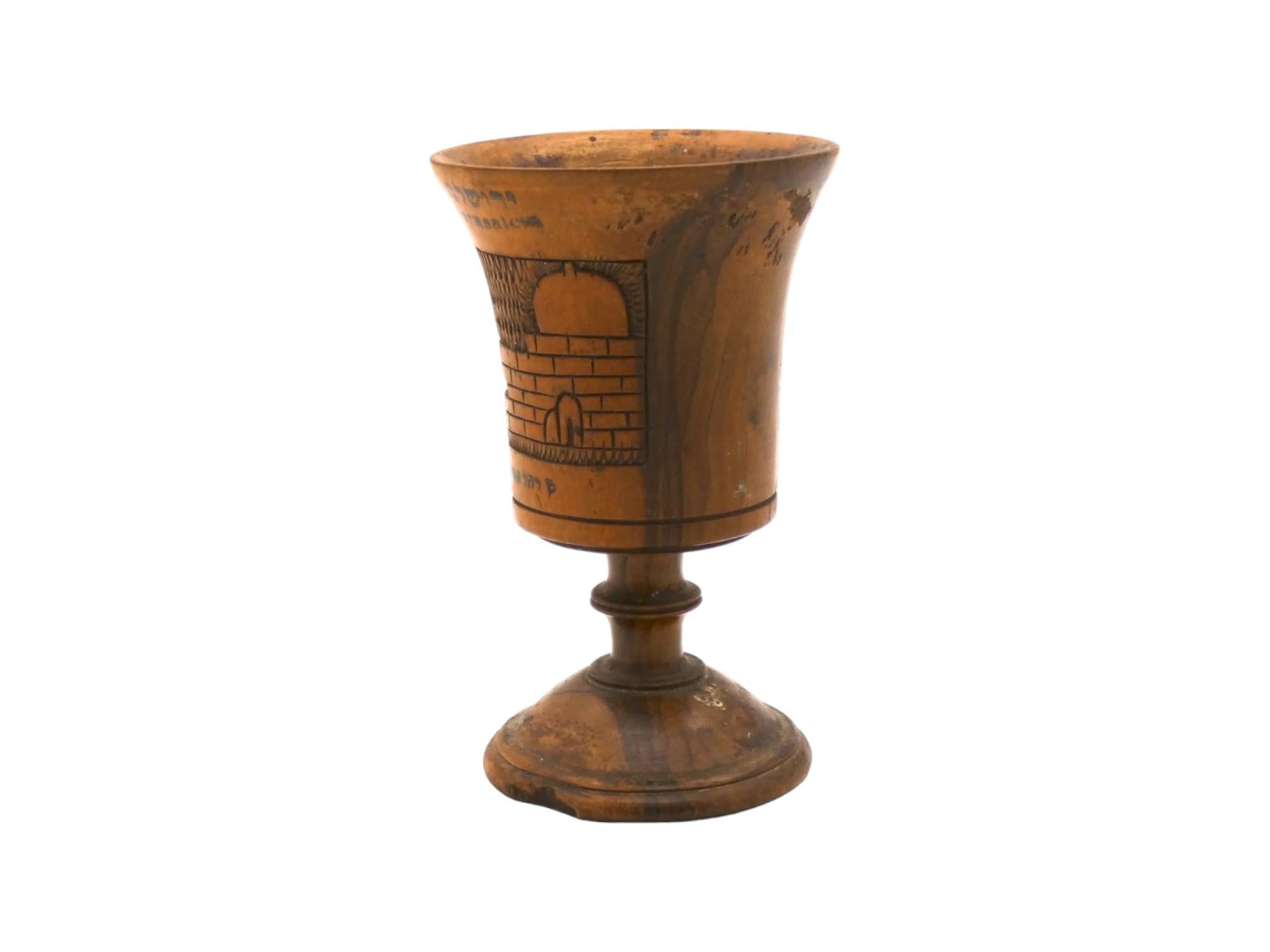 Très rare gobelet de Kiddush en bois d'olivier fabriqué à Jérusalem vers 1930, un objet unique qui allie le symbolisme religieux à l'artisanat régional.

Dans les années 1930, Jérusalem était un centre de la vie et de la culture juives, où les