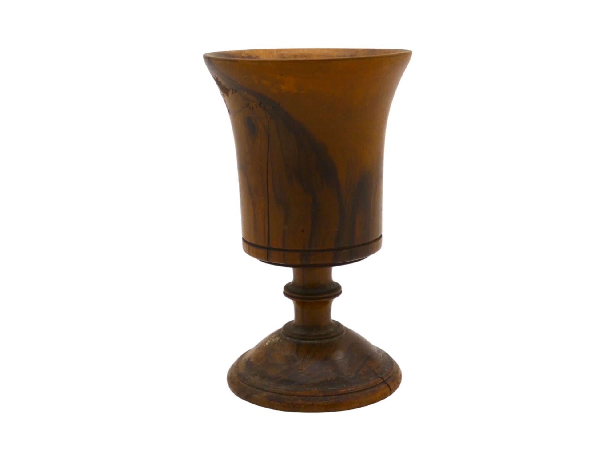 Sculpté à la main Un gobelet Kiddush en bois d'olivier, Jérusalem vers 1930 en vente