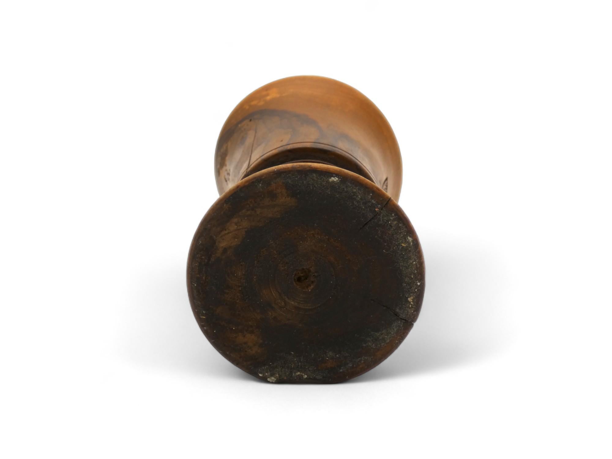 Bois Un gobelet Kiddush en bois d'olivier, Jérusalem vers 1930 en vente